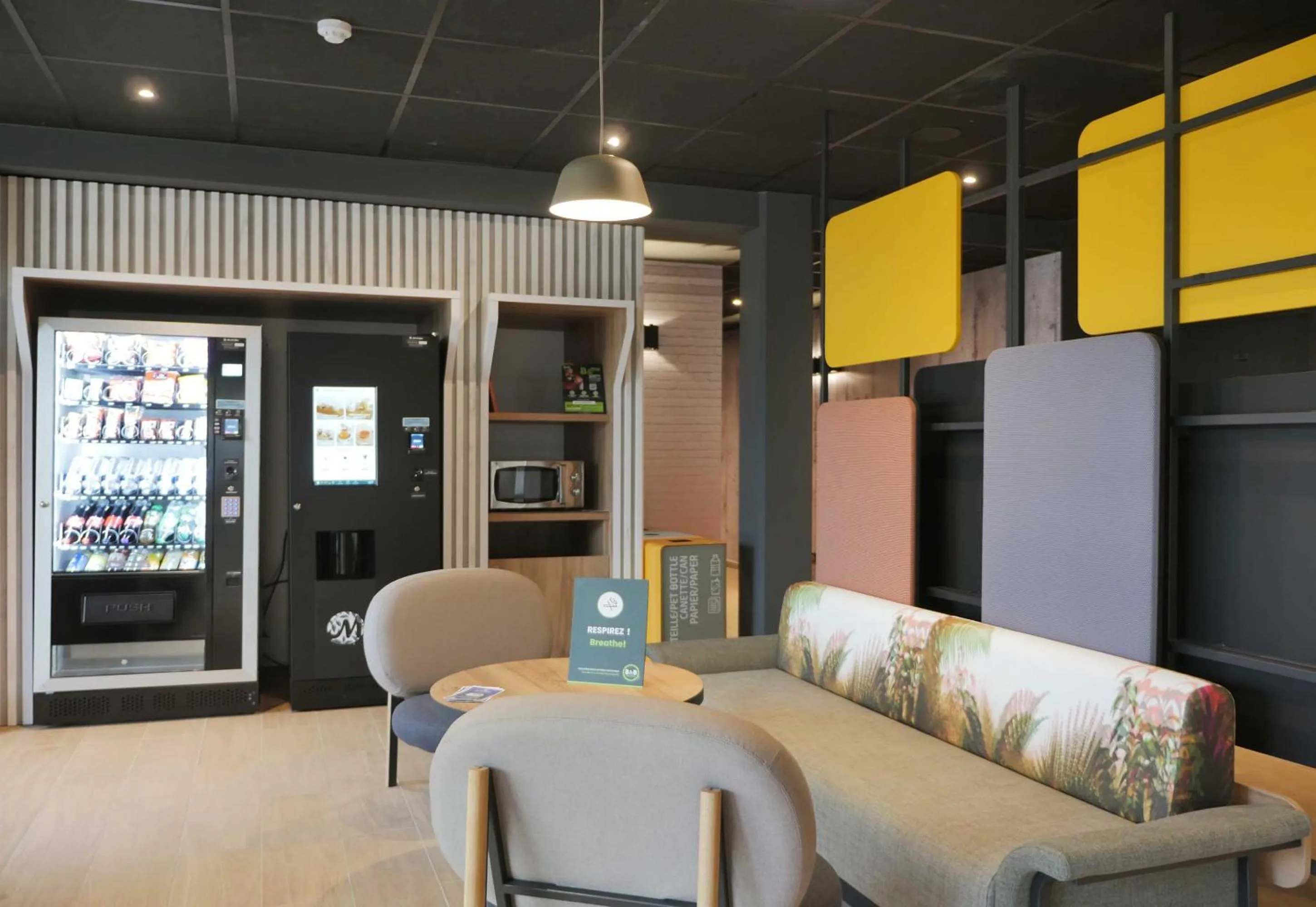 Seating area in B&B HOTEL Carcassonne Rocadest La Cité