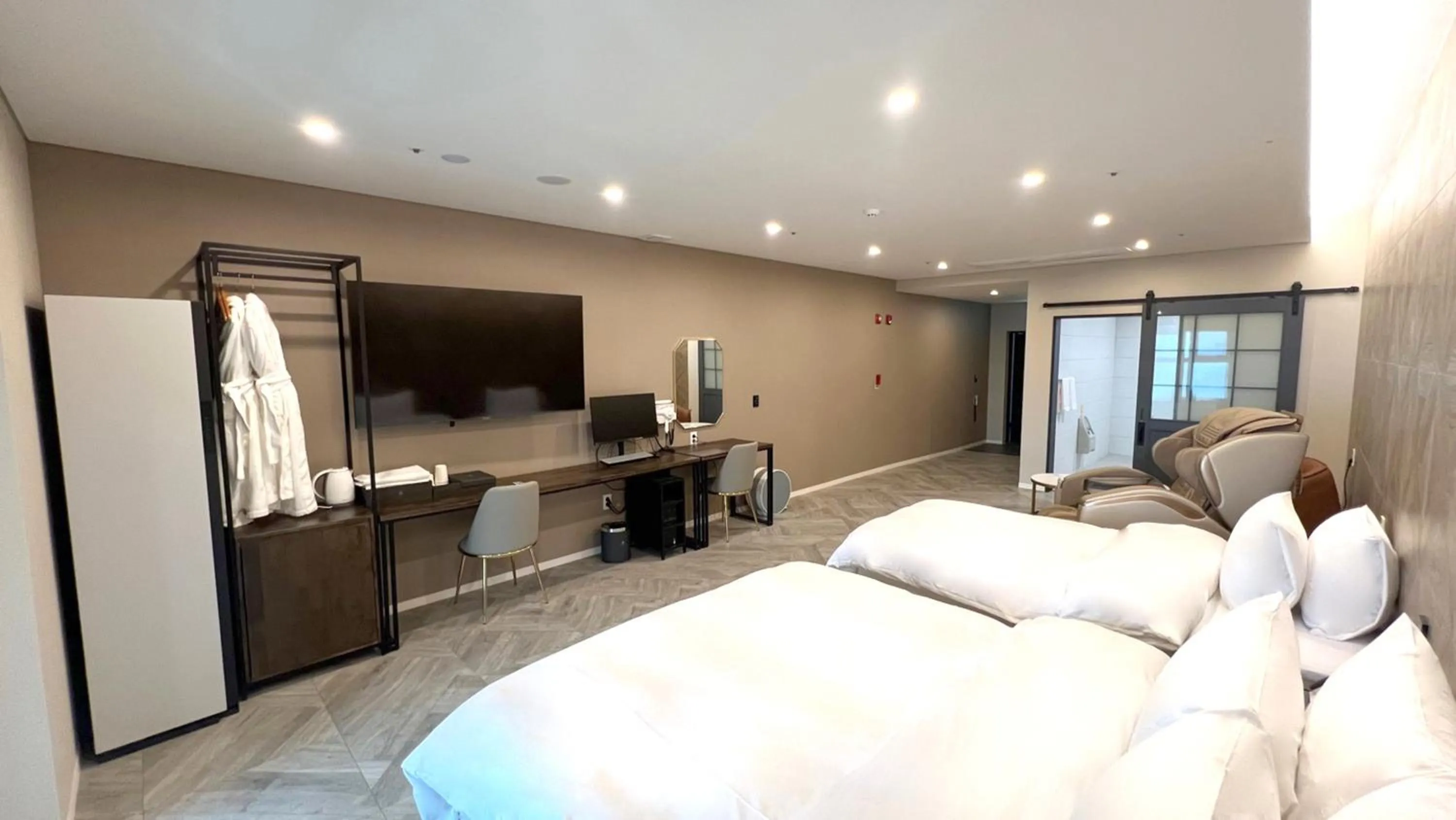 Bedroom, Bed in Restia Incheon Bay Hotel