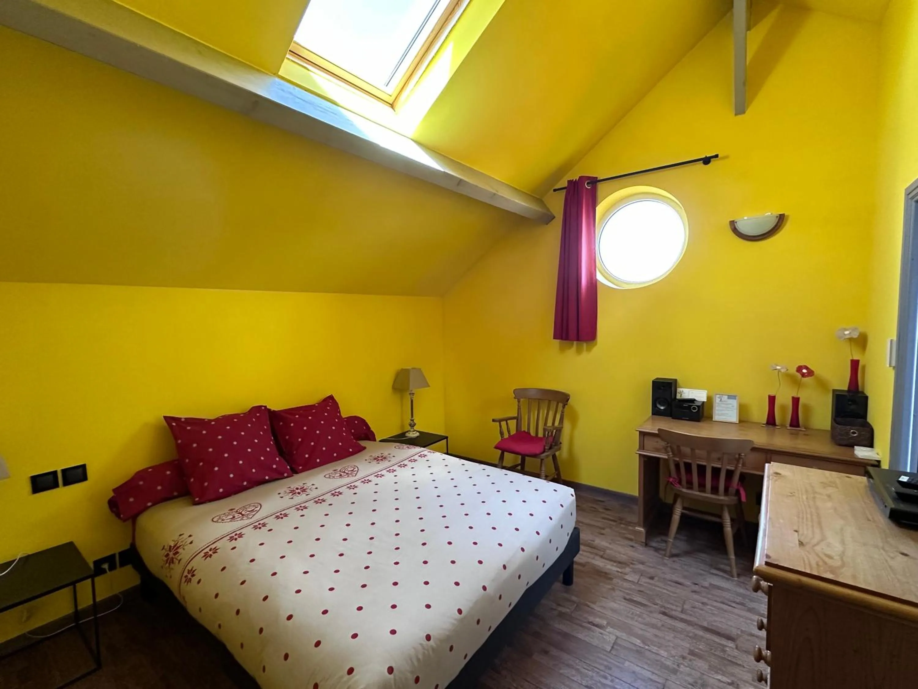 Bedroom, Bed in L'Alisier Chantant