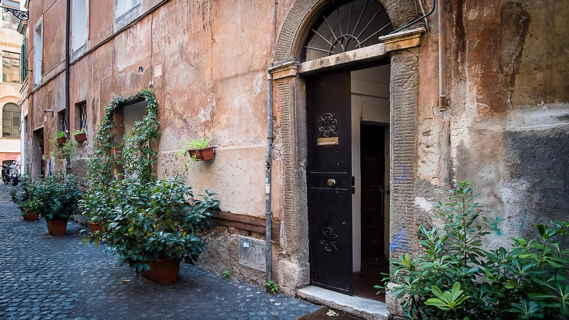 Facade/entrance in NL Trastevere