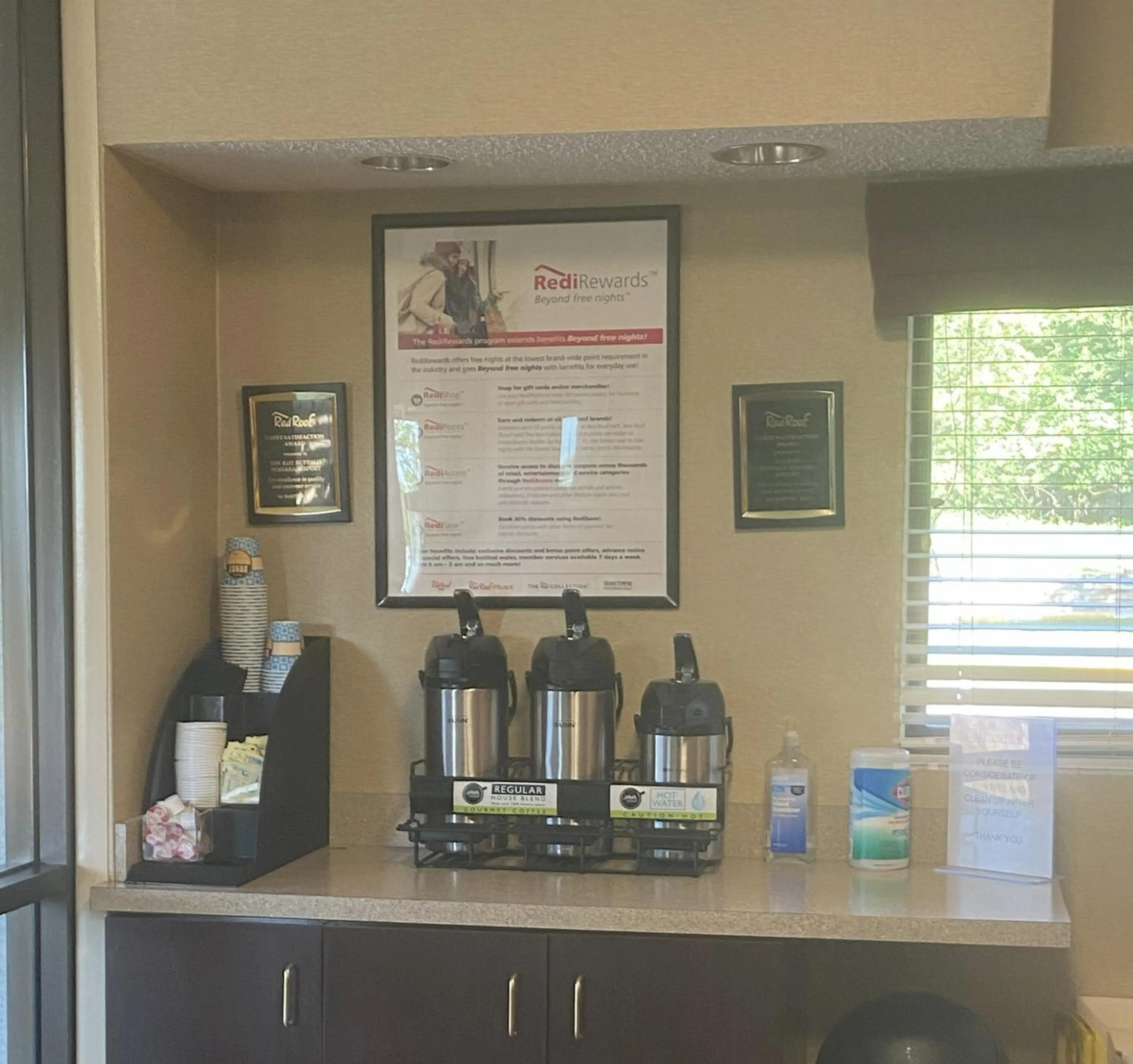 Lobby or reception in HomeTowne Studios by Red Roof Buffalo - Niagara Airport