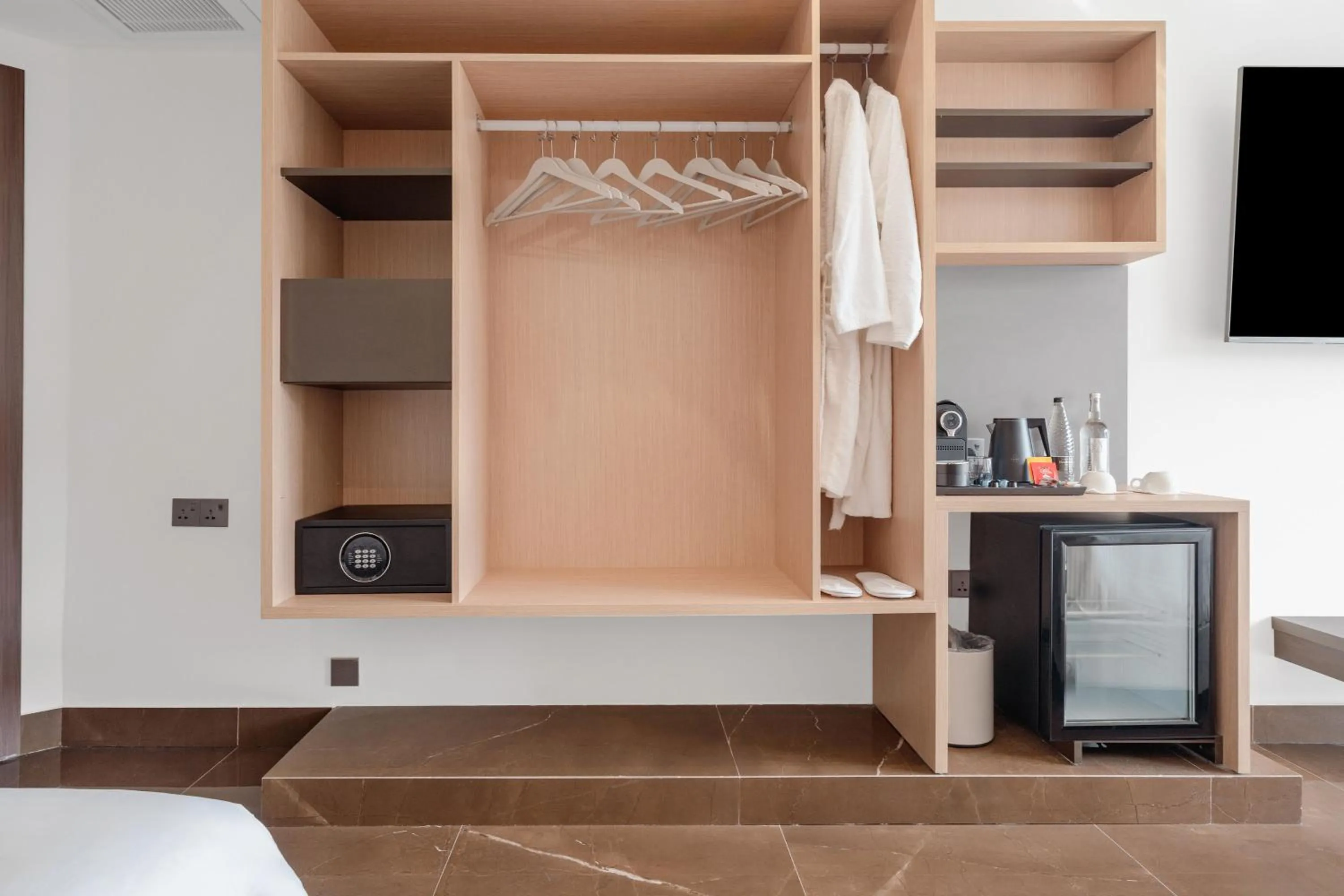 TV and multimedia, Bed in Reef Hotel & Spa