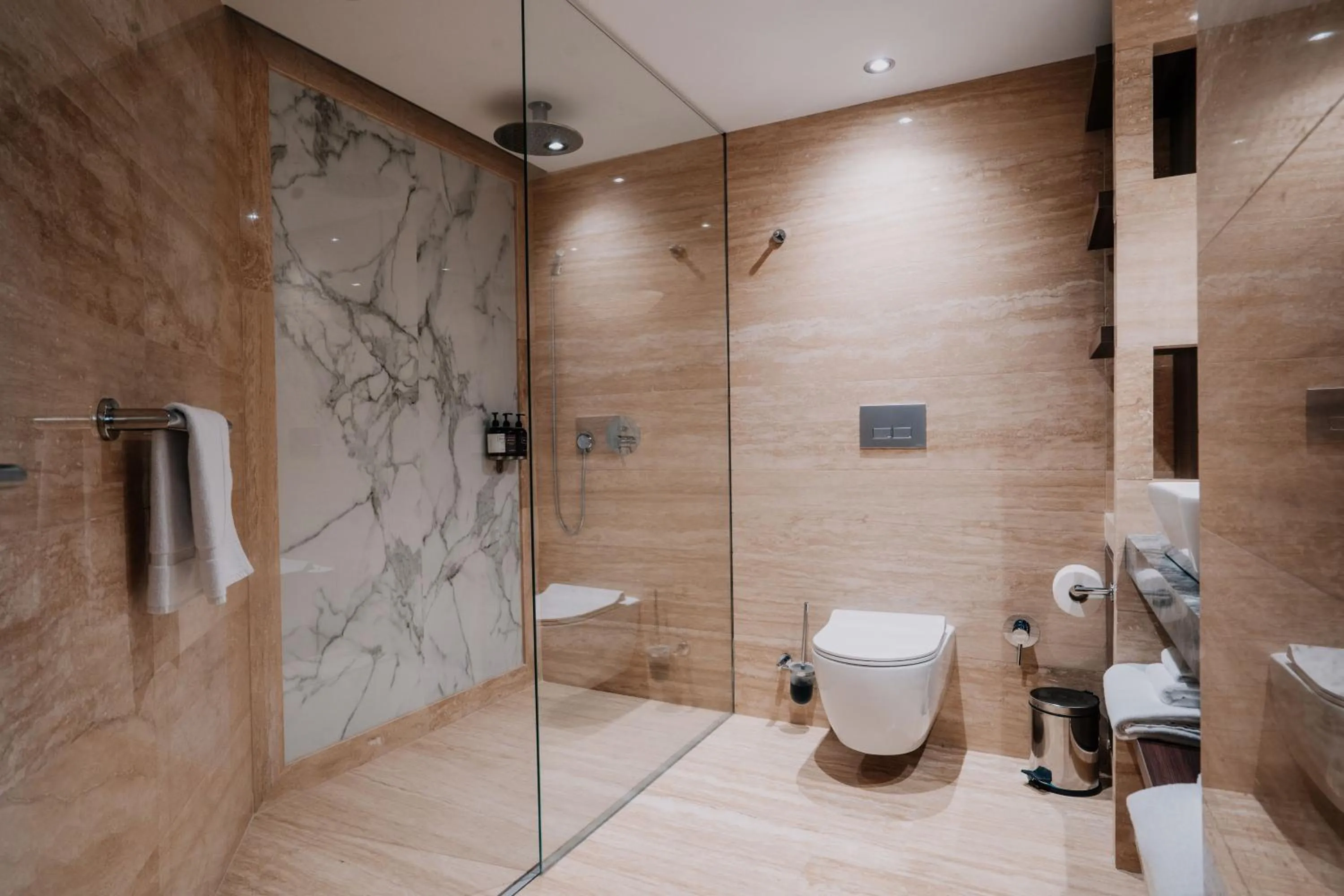 Shower in Reef Hotel & Spa