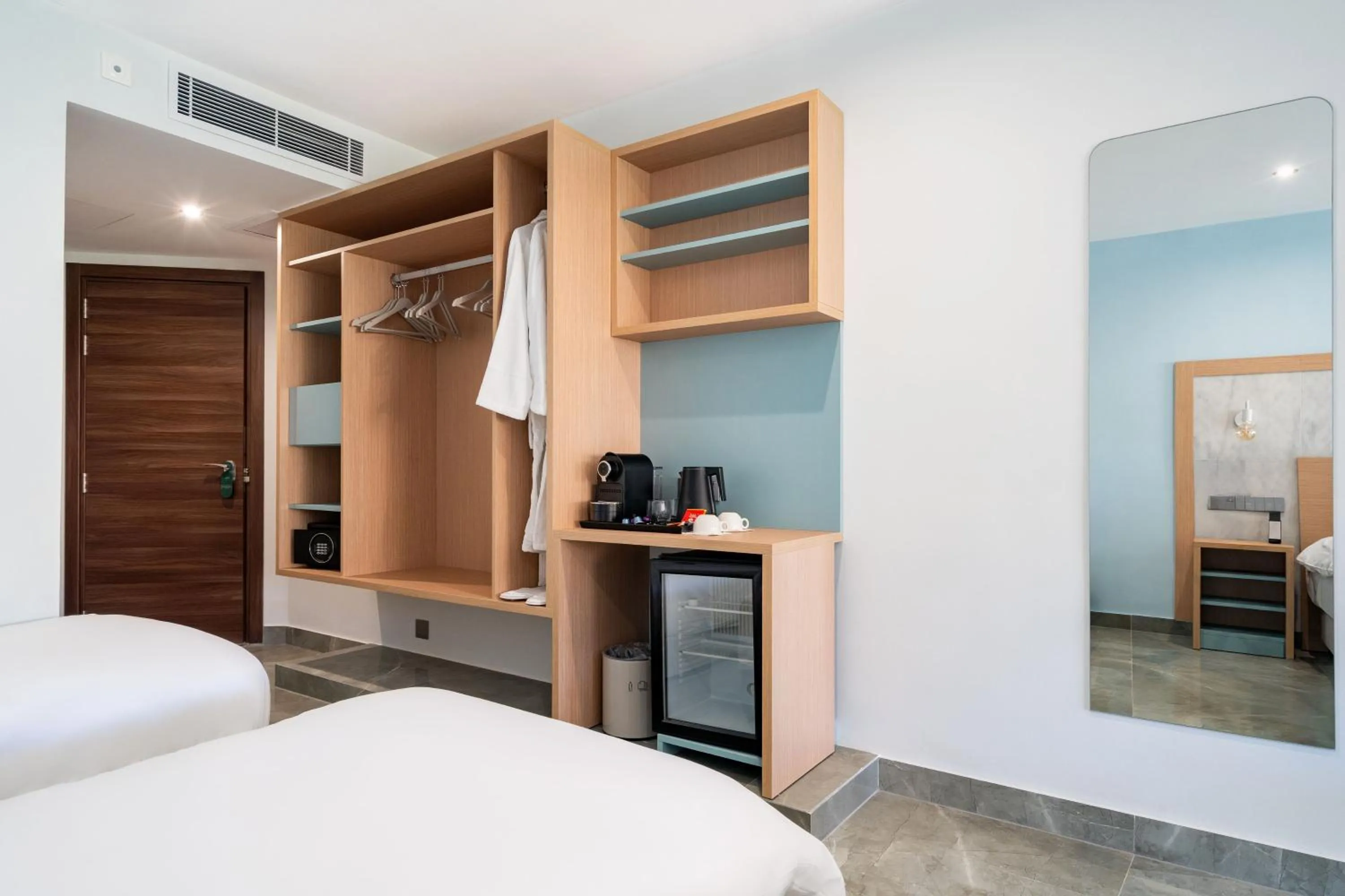 Coffee/tea facilities, Bed in Reef Hotel & Spa