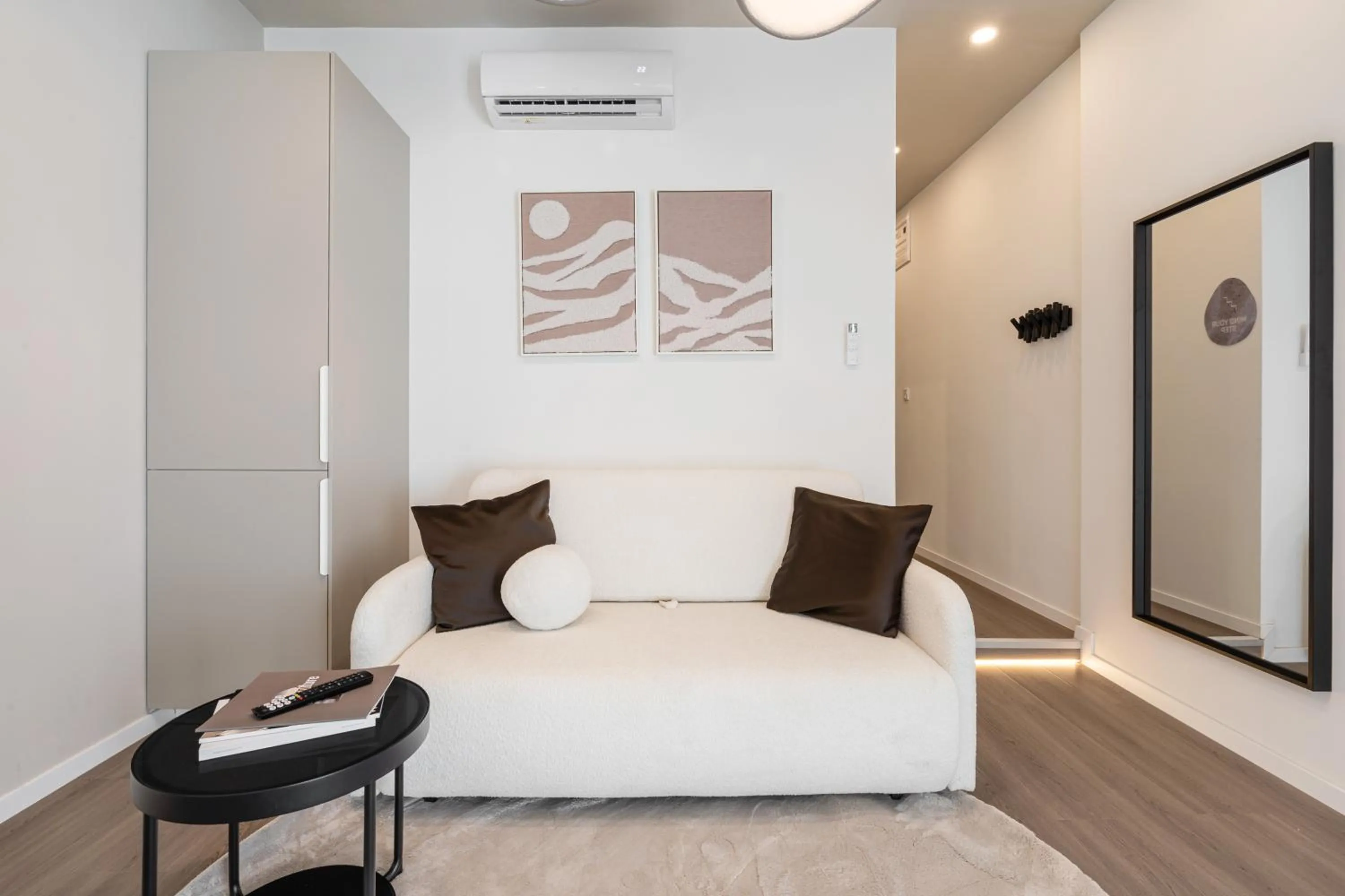 Living room in Oasis Luxe Boutique Suites by BQA