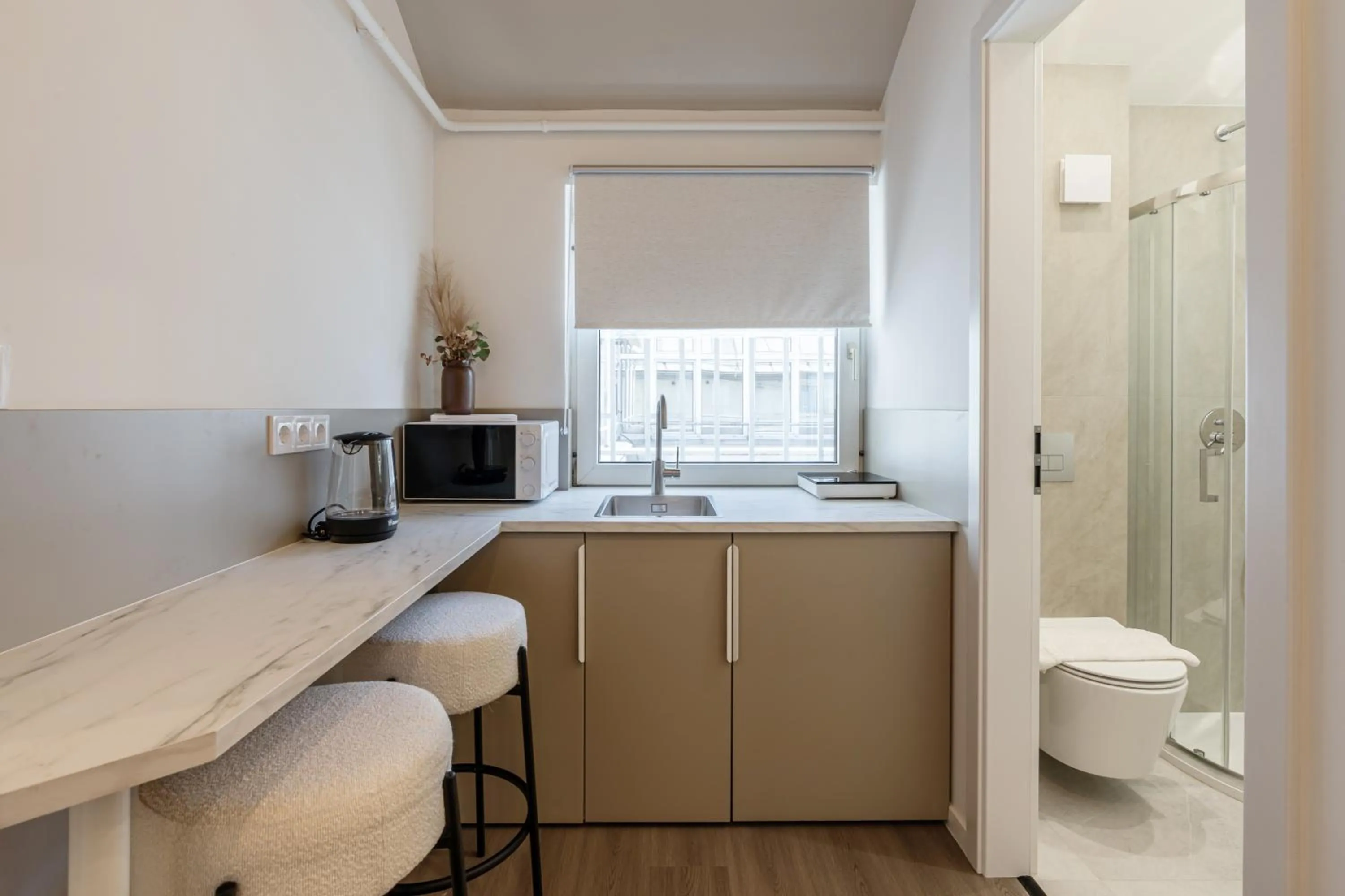 Kitchen or kitchenette in Oasis Luxe Boutique Suites by BQA