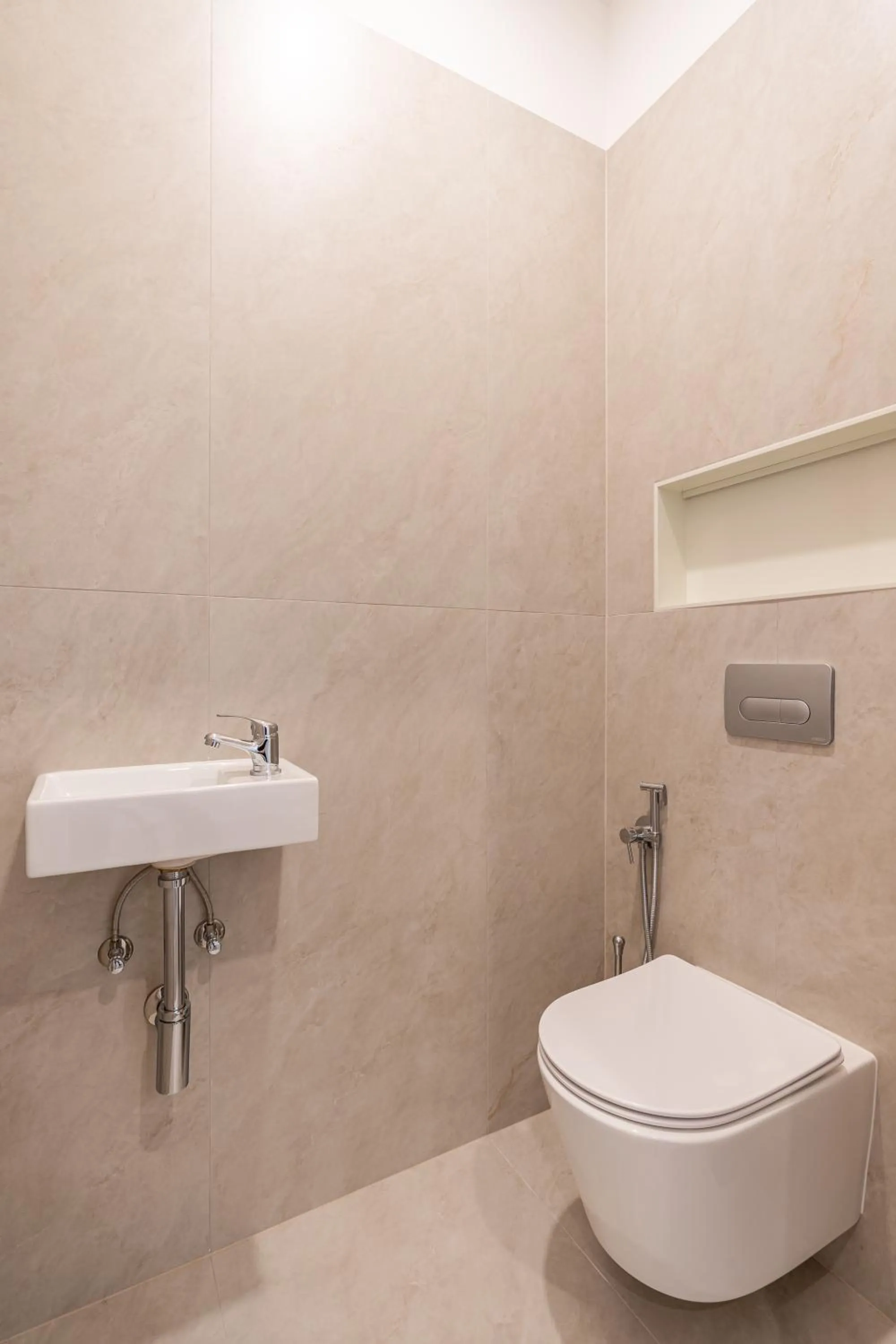 Toilet in Oasis Luxe Boutique Suites by BQA