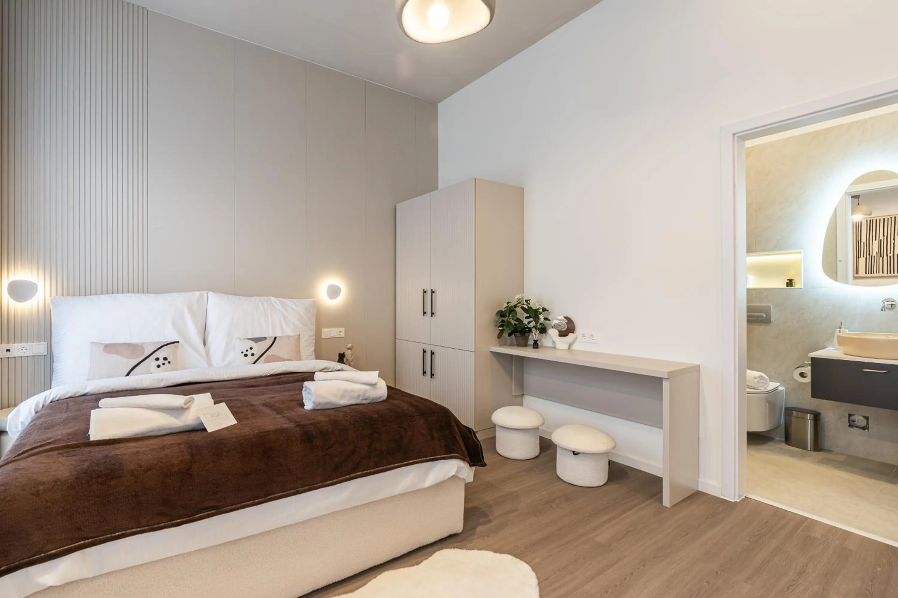 Bed in Oasis Luxe Boutique Suites by BQA