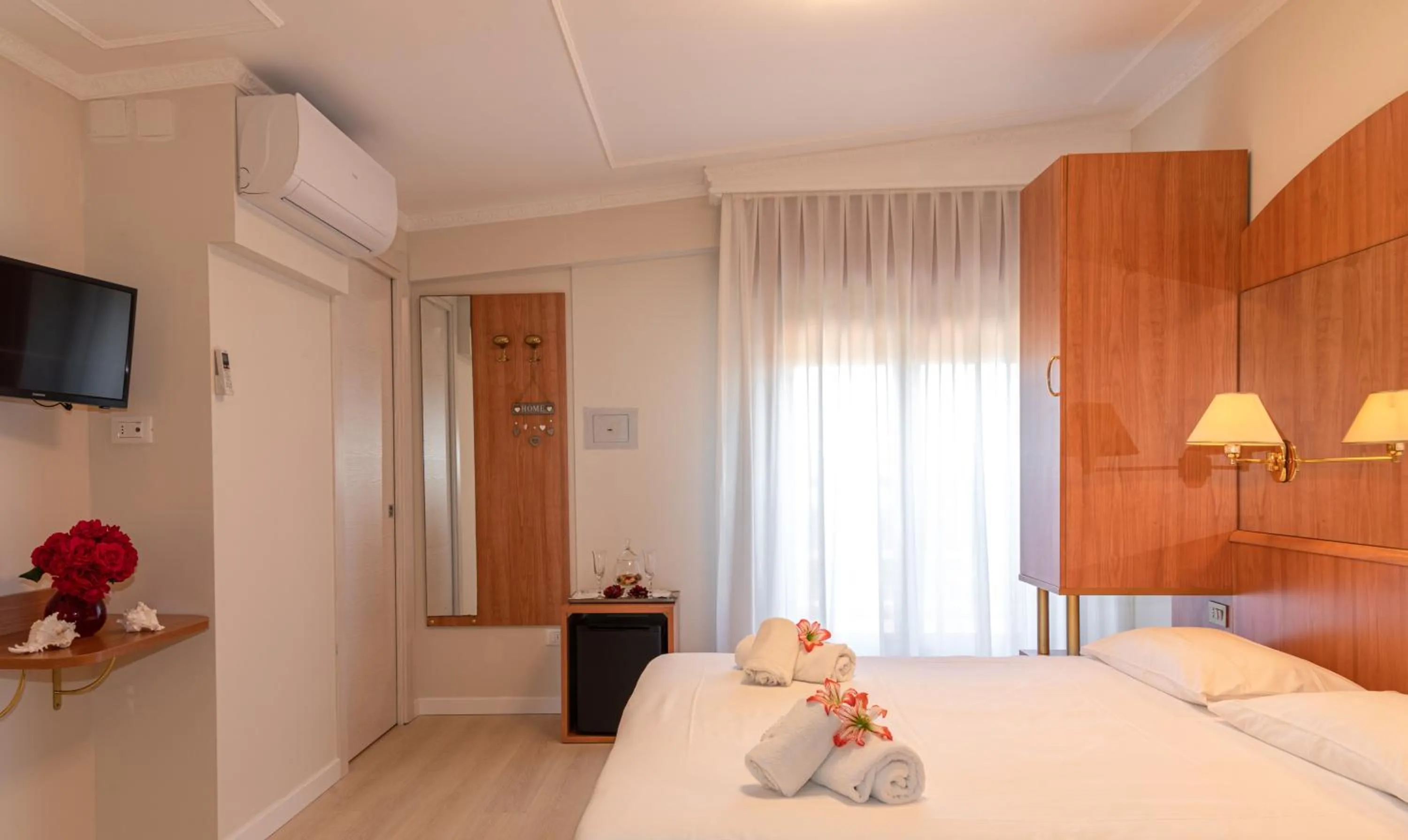 Bedroom, Bed in Hotel Smeraldo