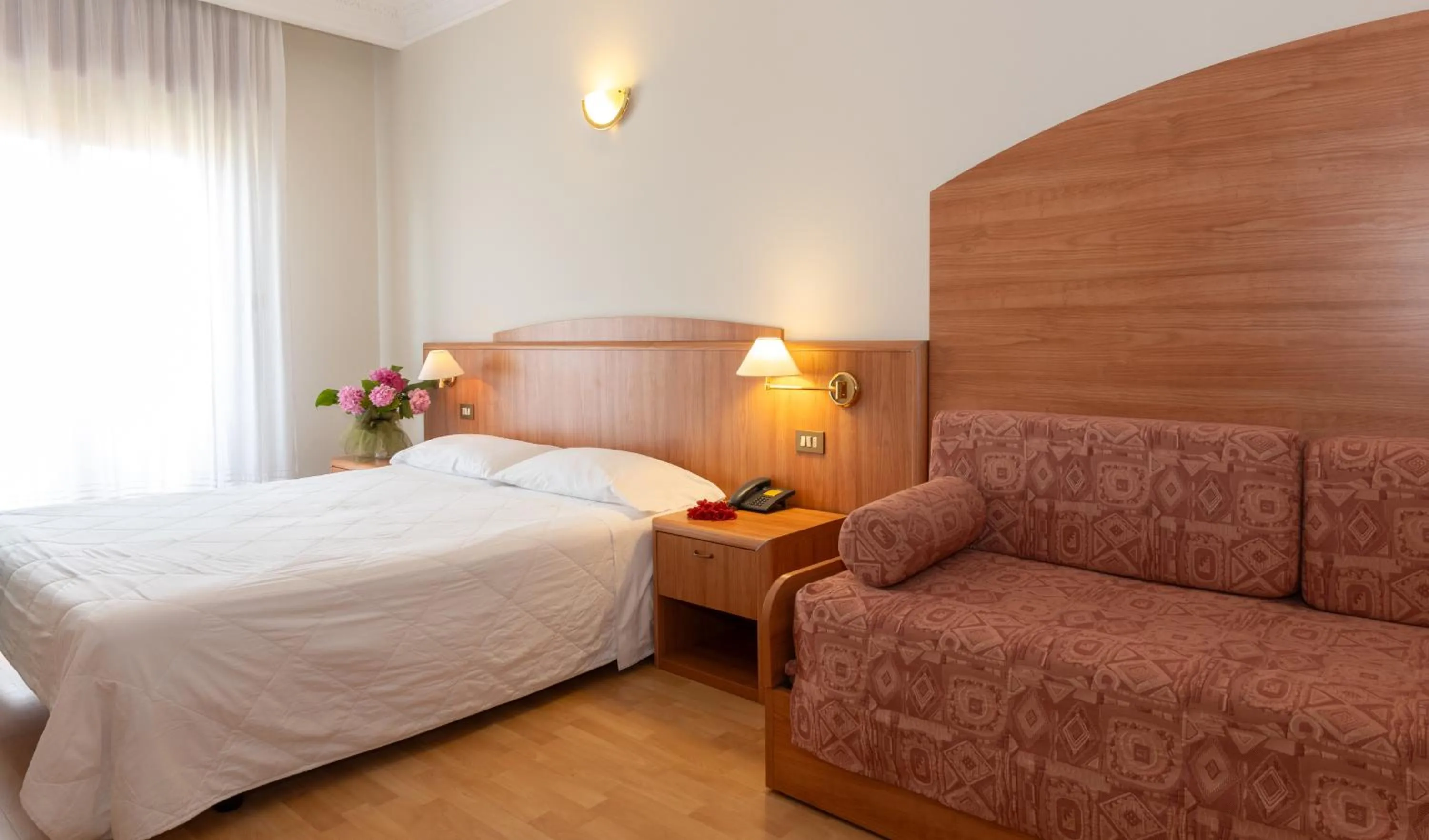 Bedroom, Bed in Hotel Smeraldo