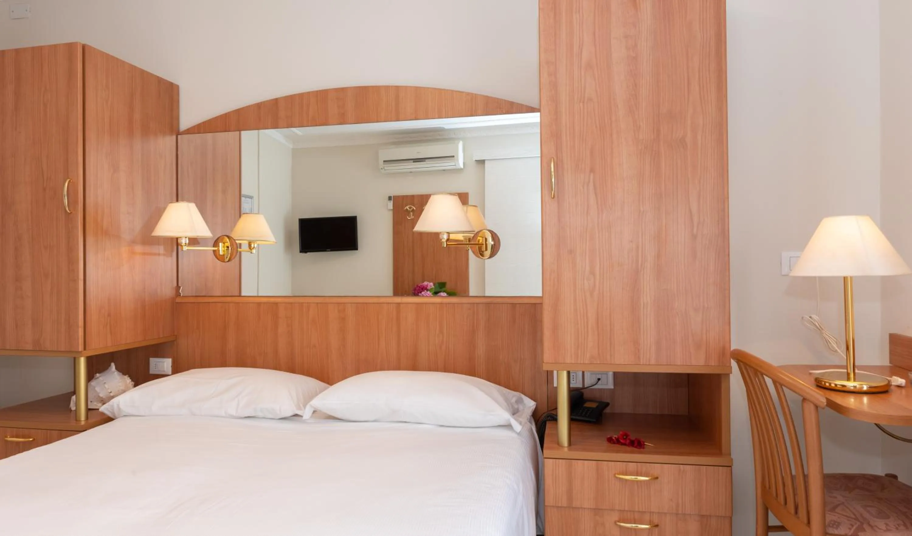 Bedroom, Bed in Hotel Smeraldo