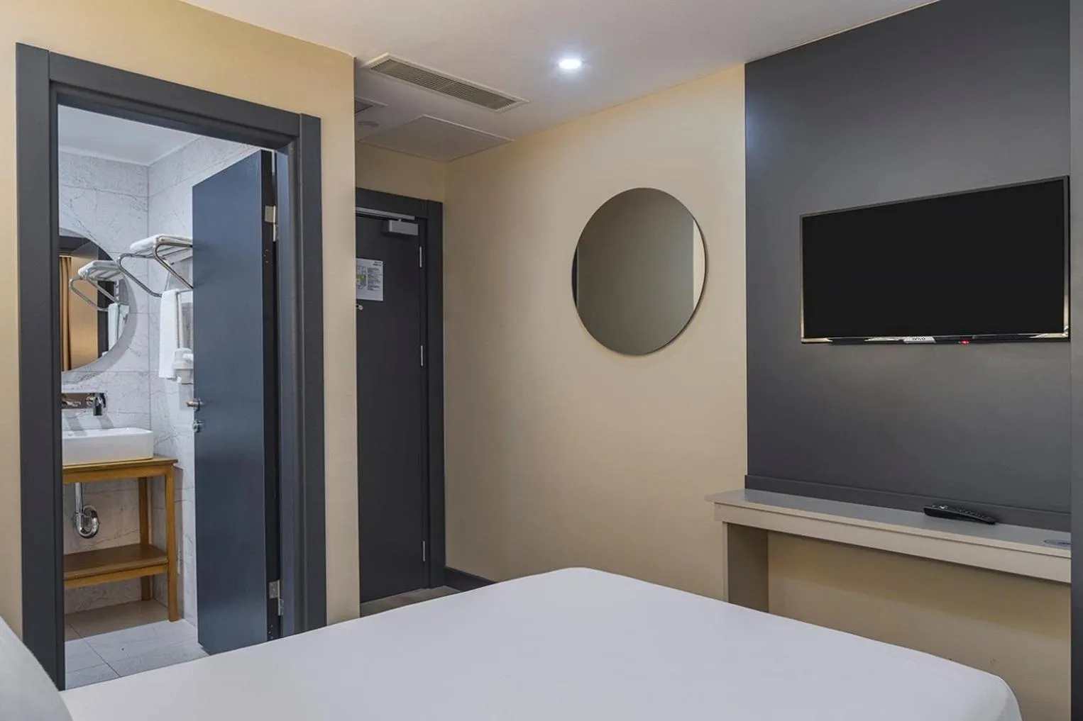 Photo of the whole room, Bed in Garner Hotel Istanbul - Airport Arnavutkoy by IHG