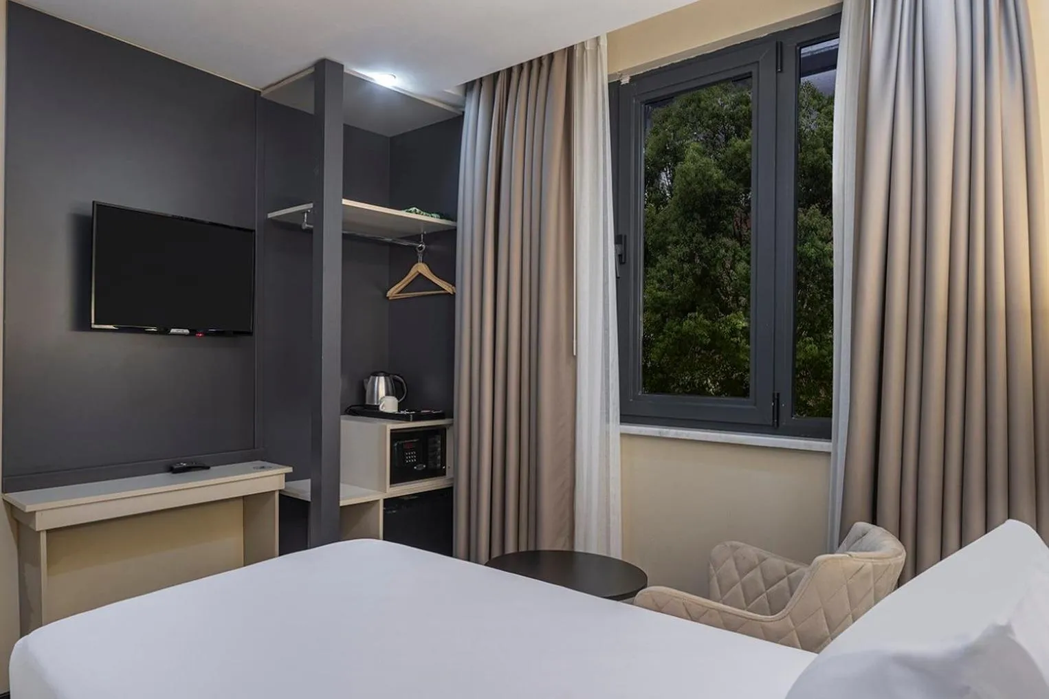 Photo of the whole room, Bed in Garner Hotel Istanbul - Airport Arnavutkoy by IHG