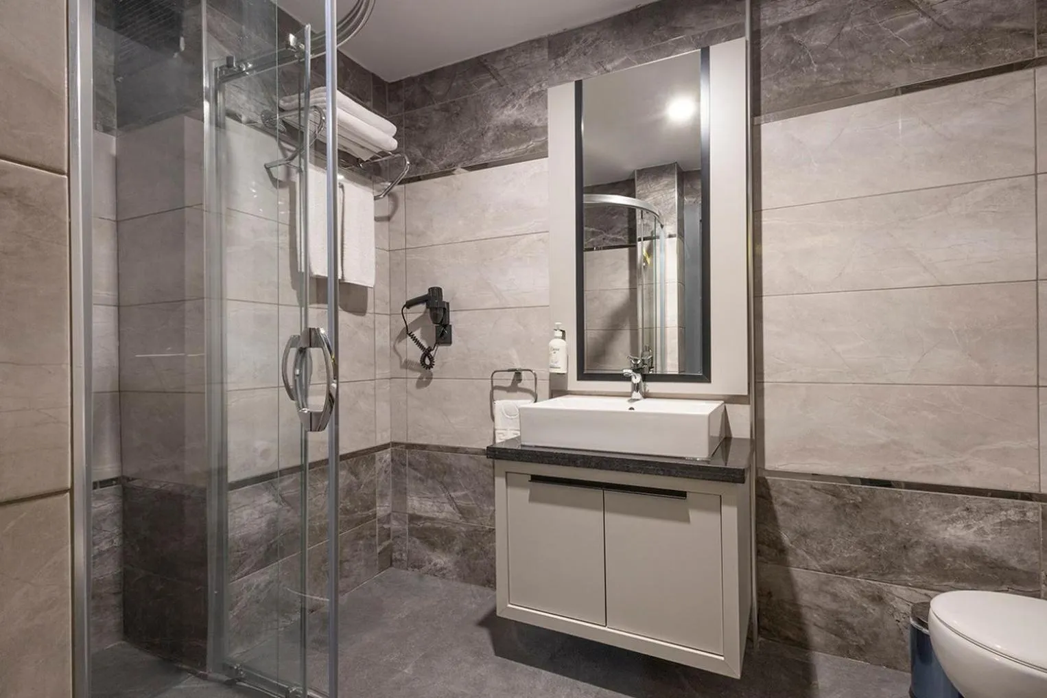 Bathroom in Garner Hotel Istanbul - Airport Arnavutkoy by IHG