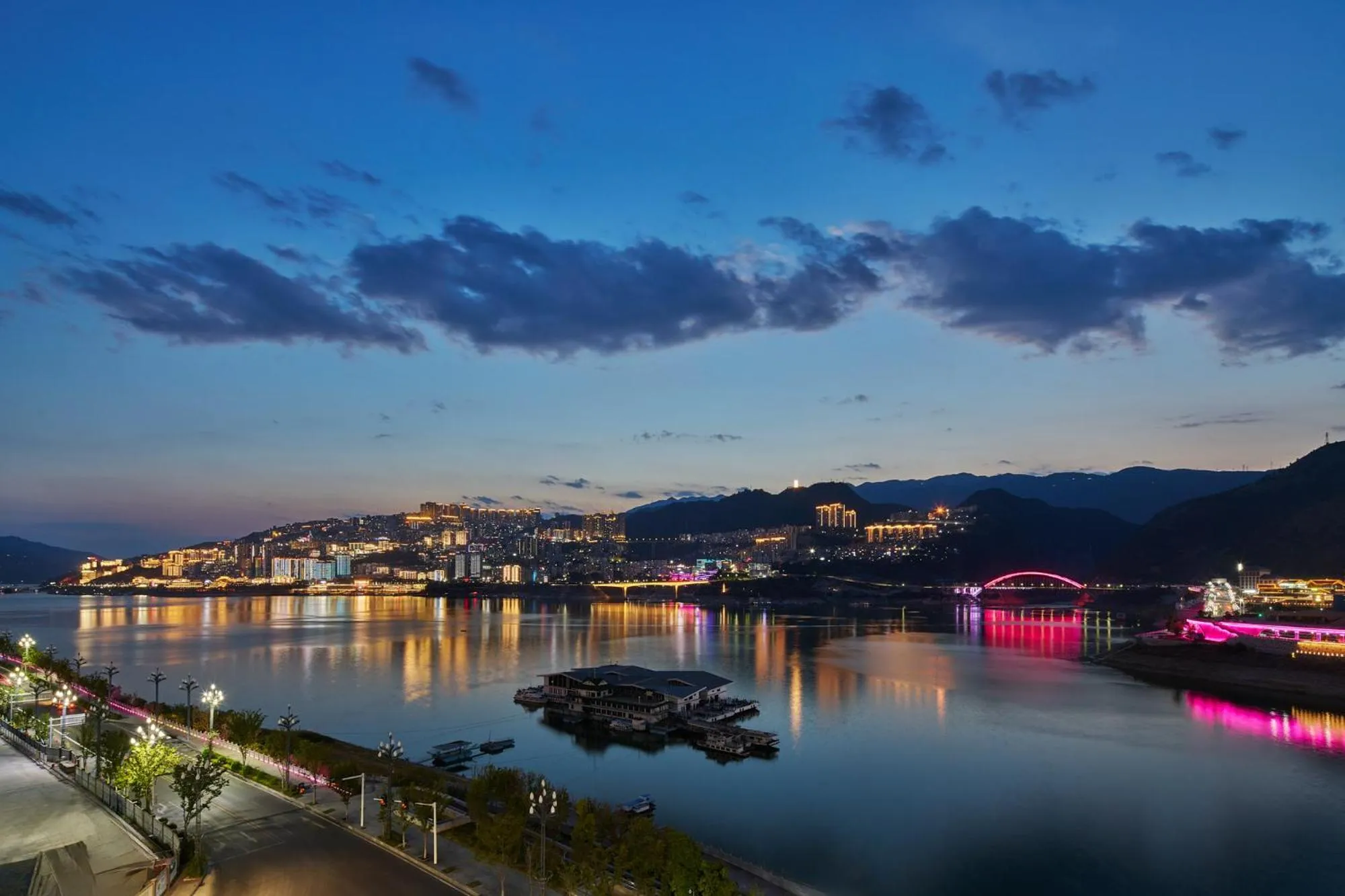 Night in HUALUXE Hotels and Resorts Chongqing Wushan by IHG