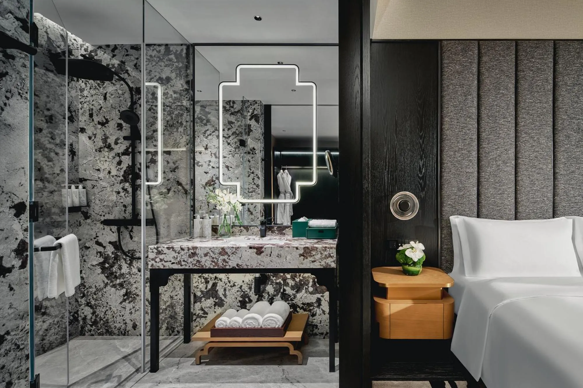 Bathroom, Bed in HUALUXE Hotels and Resorts Chongqing Wushan by IHG