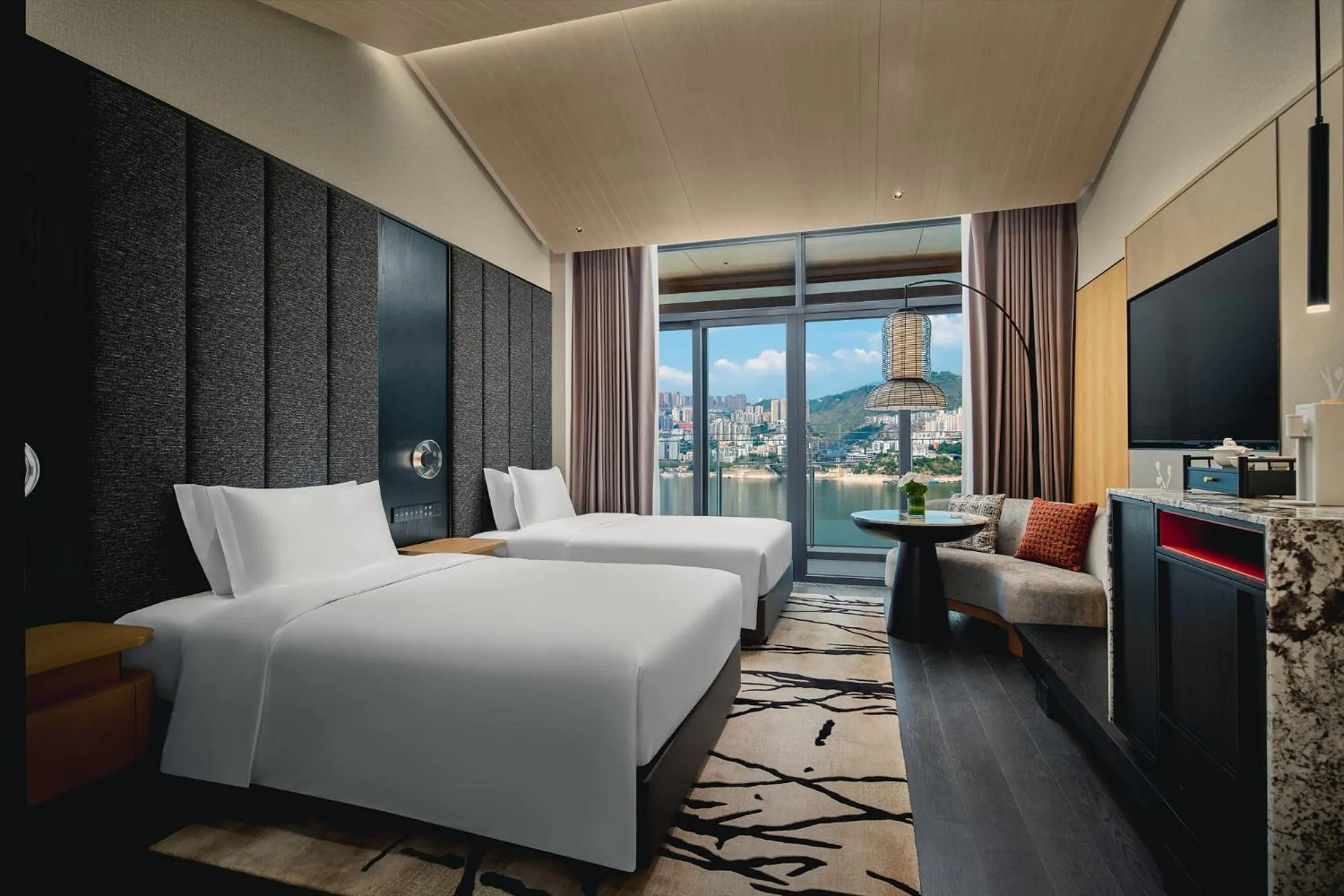 Balcony/Terrace, Bed in HUALUXE Hotels and Resorts Chongqing Wushan by IHG