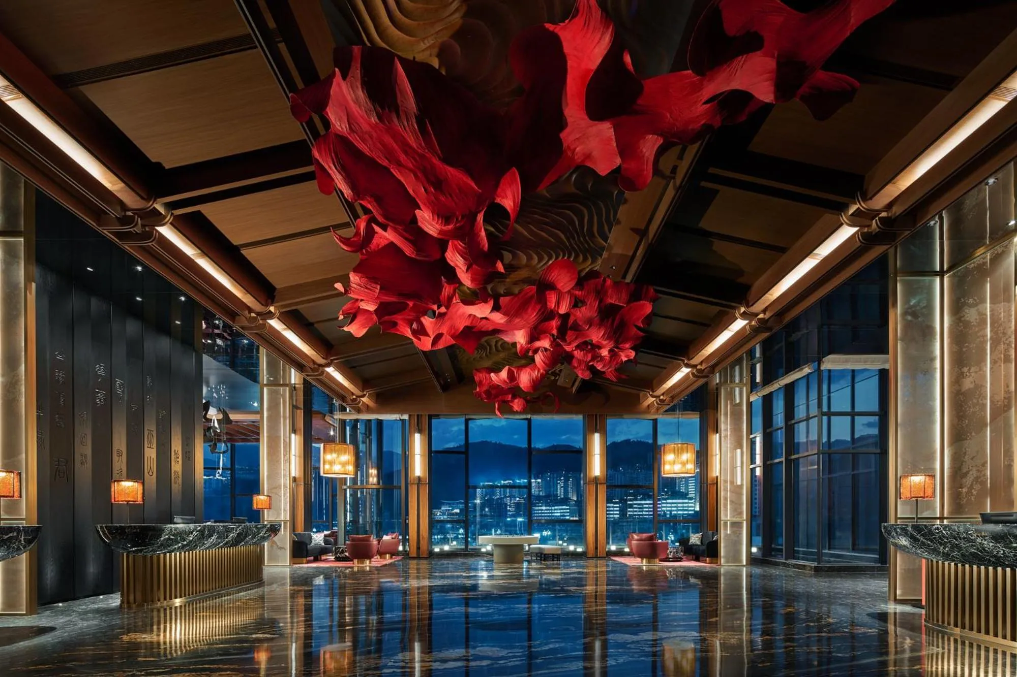 Lobby or reception in HUALUXE Hotels and Resorts Chongqing Wushan by IHG