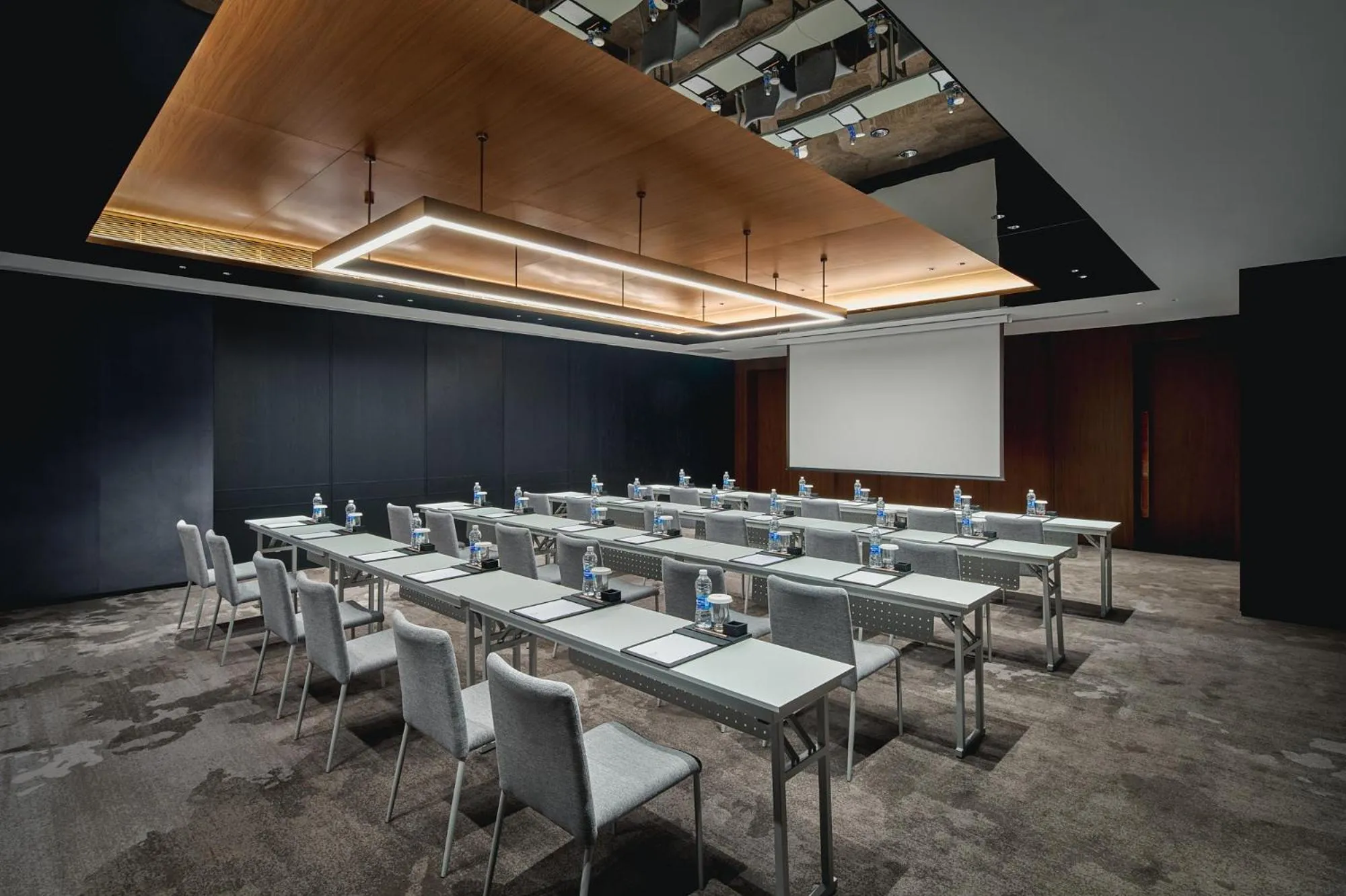 Meeting/conference room in HUALUXE Hotels and Resorts Chongqing Wushan by IHG