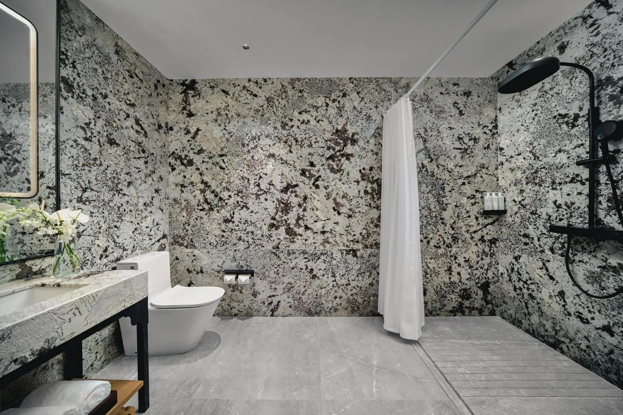 Shower in HUALUXE Hotels and Resorts Chongqing Wushan by IHG