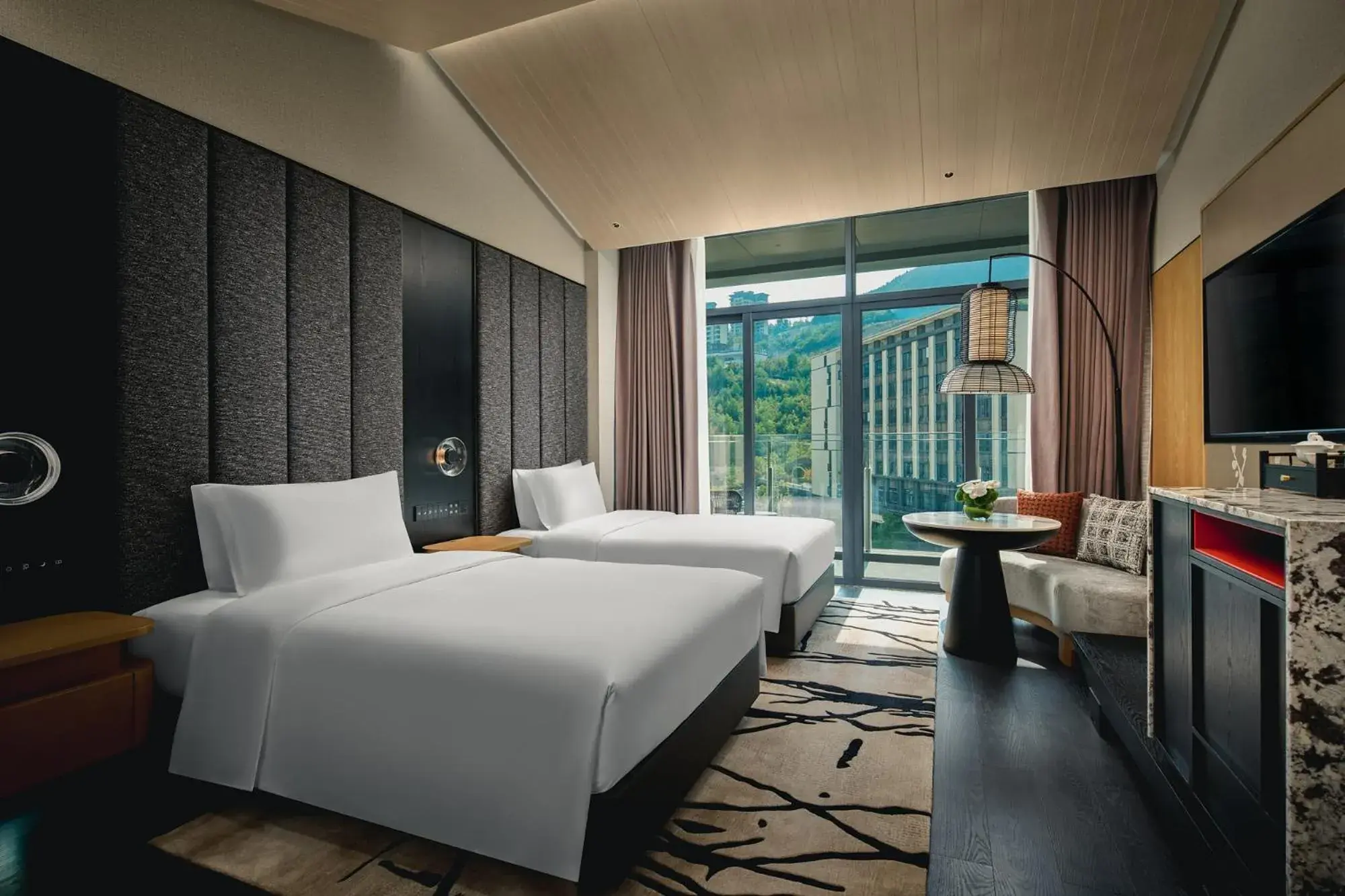 Standard Double Room with Two Double Beds in HUALUXE Hotels and Resorts Chongqing Wushan by IHG Standard Double Room with Two Double Beds in HUALUXE Hotels and Resorts Chongqing Wushan by IHG