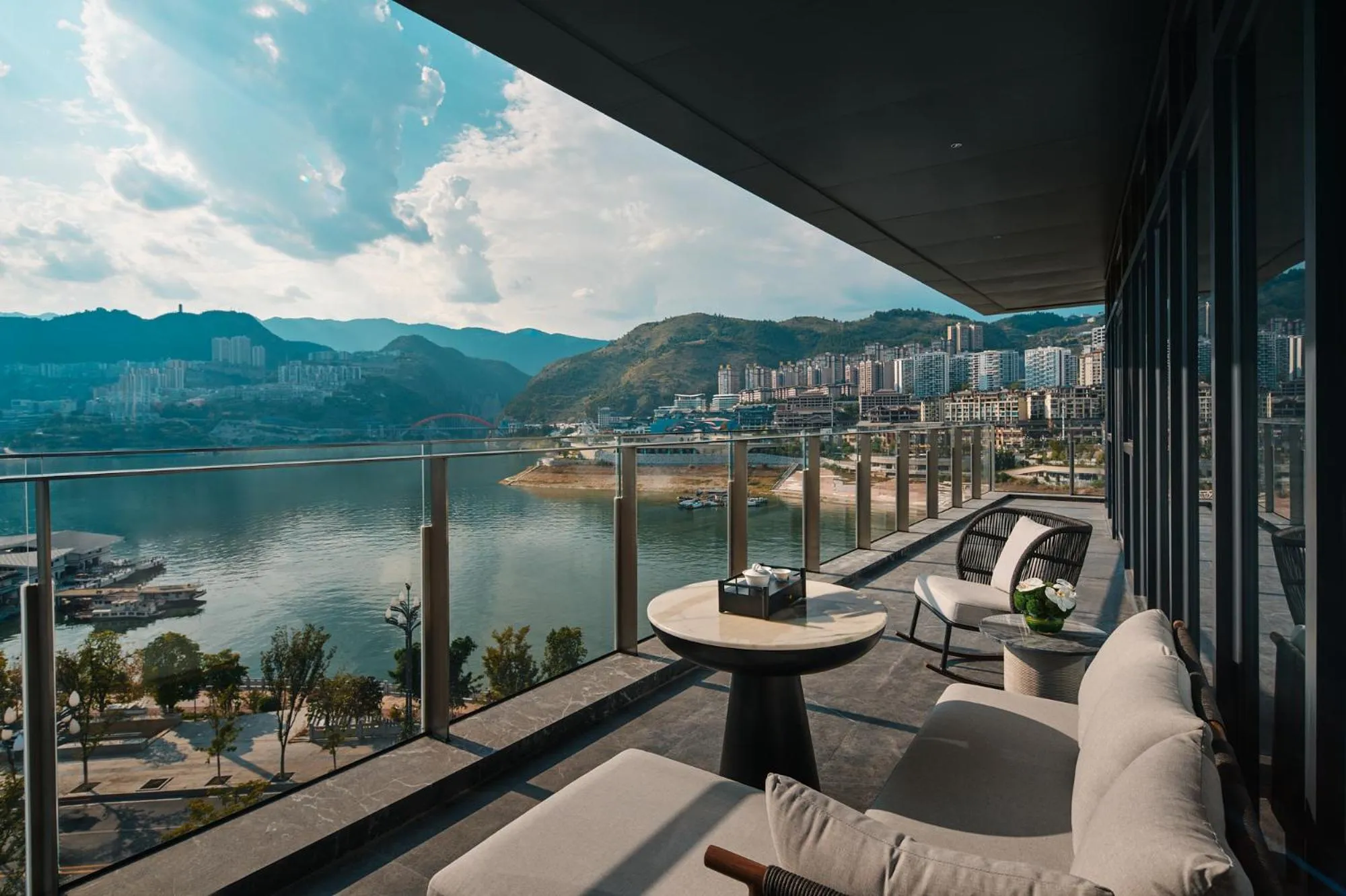 Balcony/Terrace in HUALUXE Hotels and Resorts Chongqing Wushan by IHG