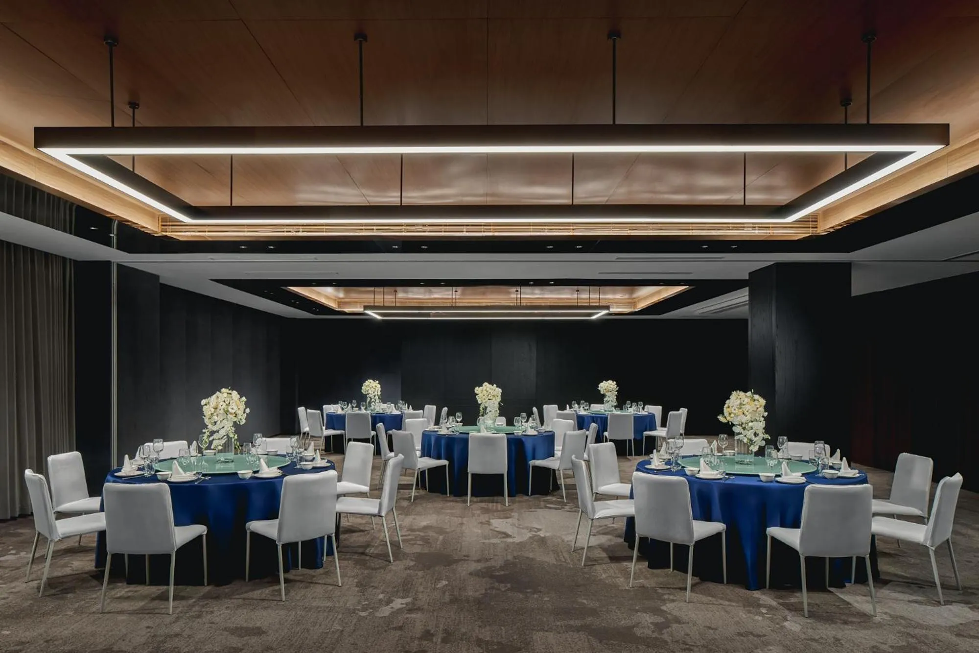 Meeting/conference room in HUALUXE Hotels and Resorts Chongqing Wushan by IHG