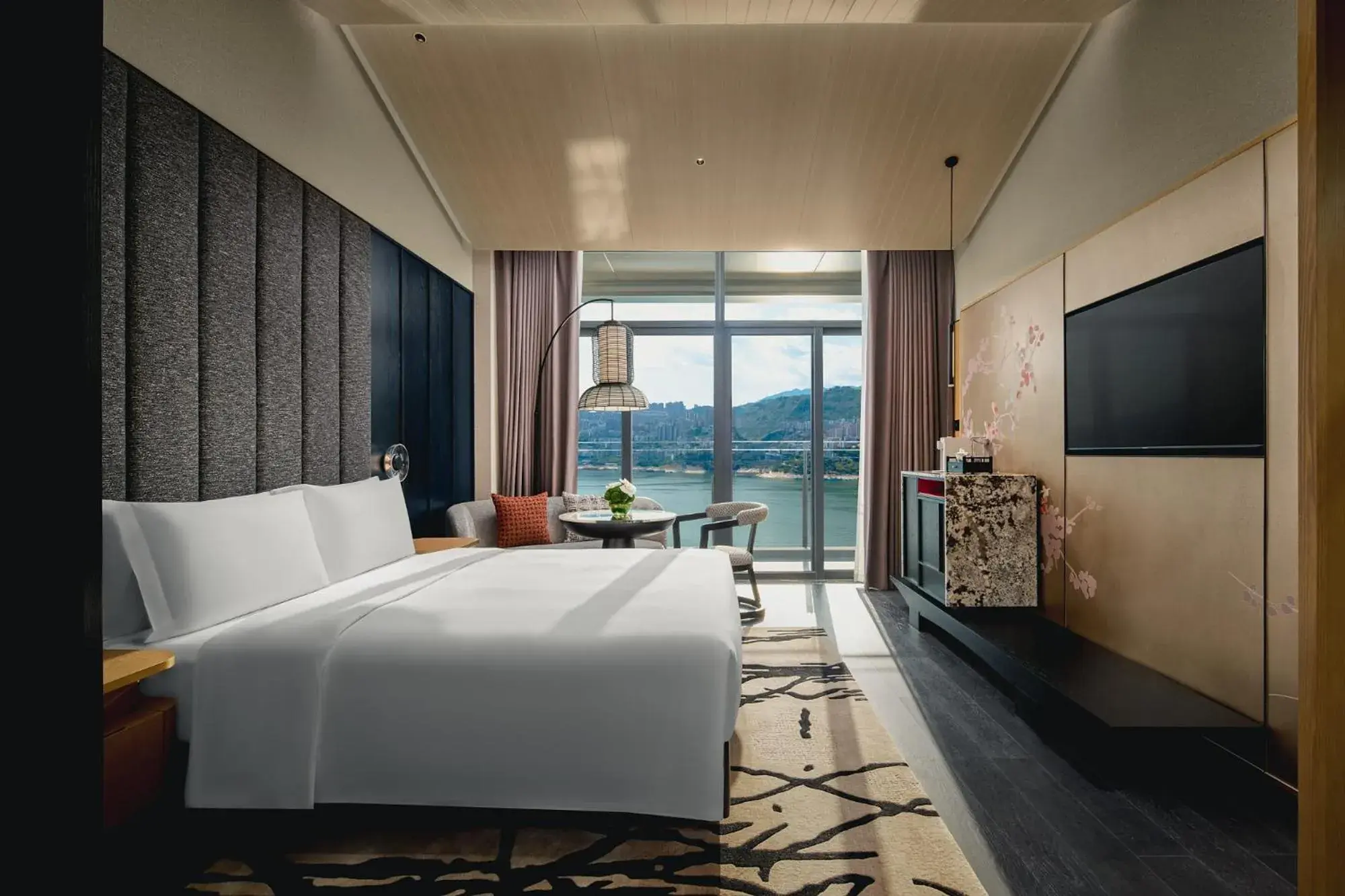 Standard King Room with River View in HUALUXE Hotels and Resorts Chongqing Wushan by IHG Standard King Room with River View in HUALUXE Hotels and Resorts Chongqing Wushan by IHG