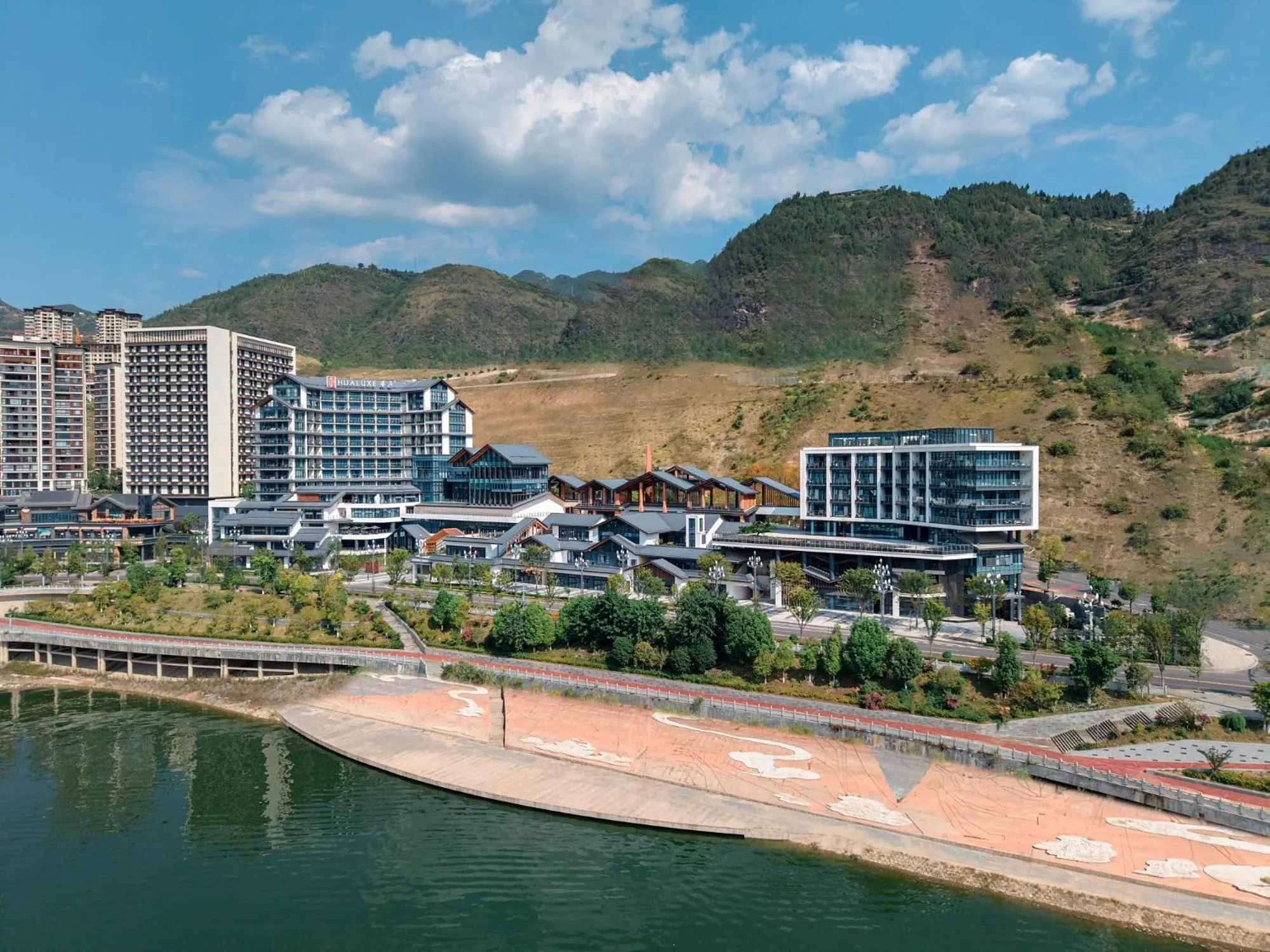 Property building in HUALUXE Hotels and Resorts Chongqing Wushan by IHG