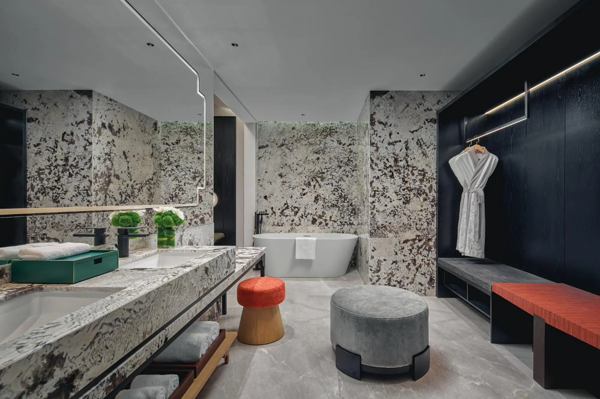 Toilet in HUALUXE Hotels and Resorts Chongqing Wushan by IHG