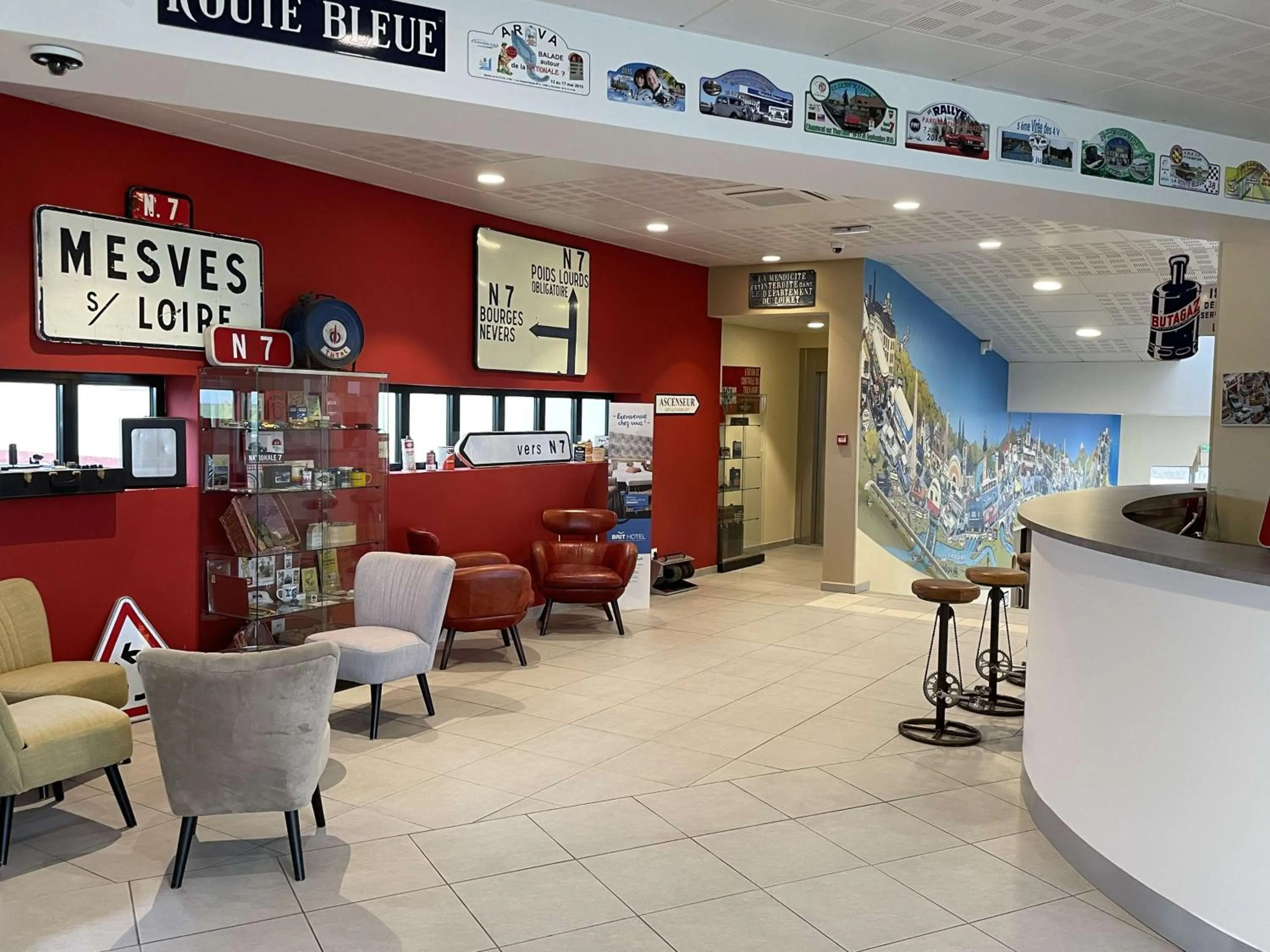 Lobby or reception in Brit Hotel Montargis