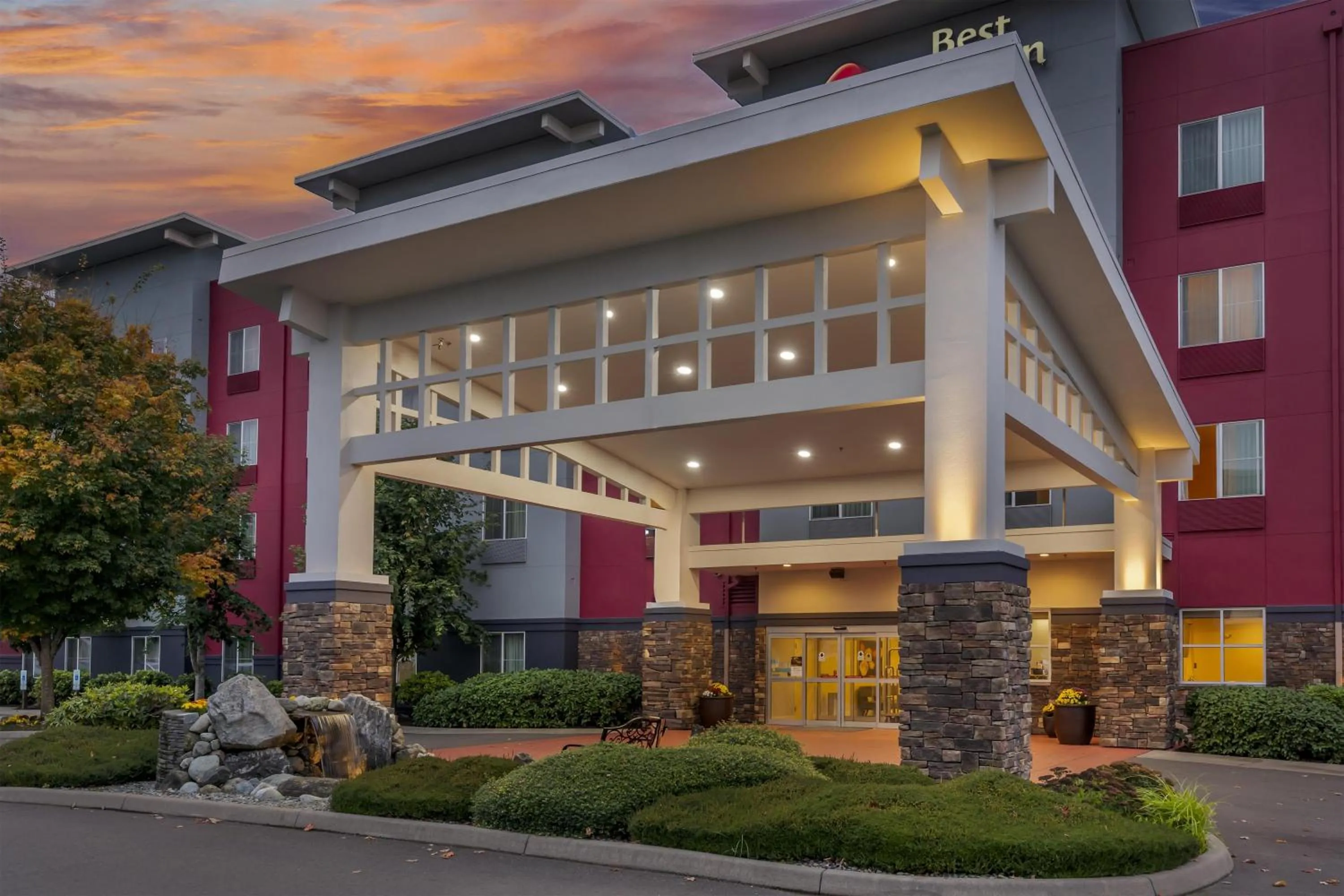 Property building in Best Western Plus Arlington/Marysville