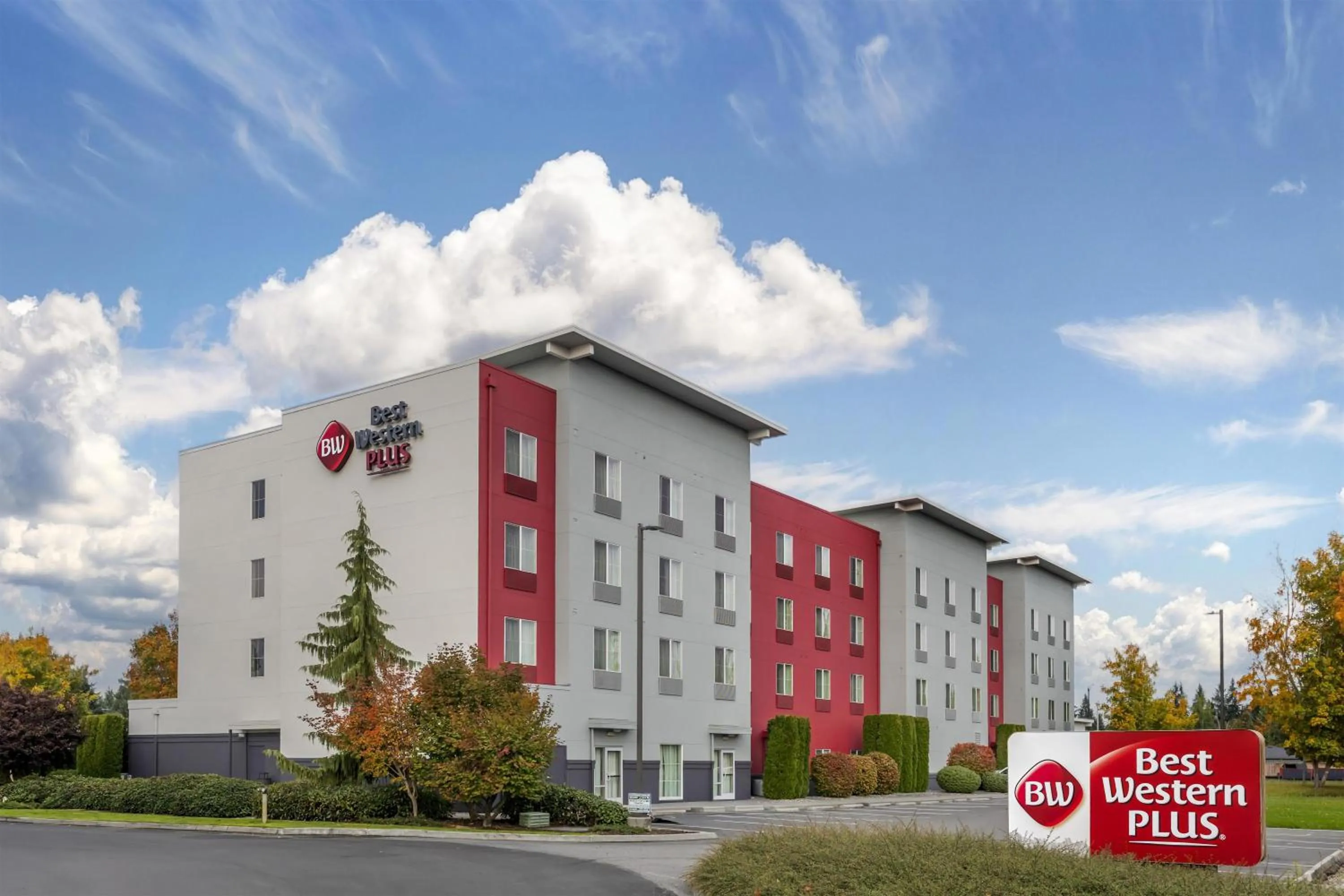 Property building in Best Western Plus Arlington/Marysville
