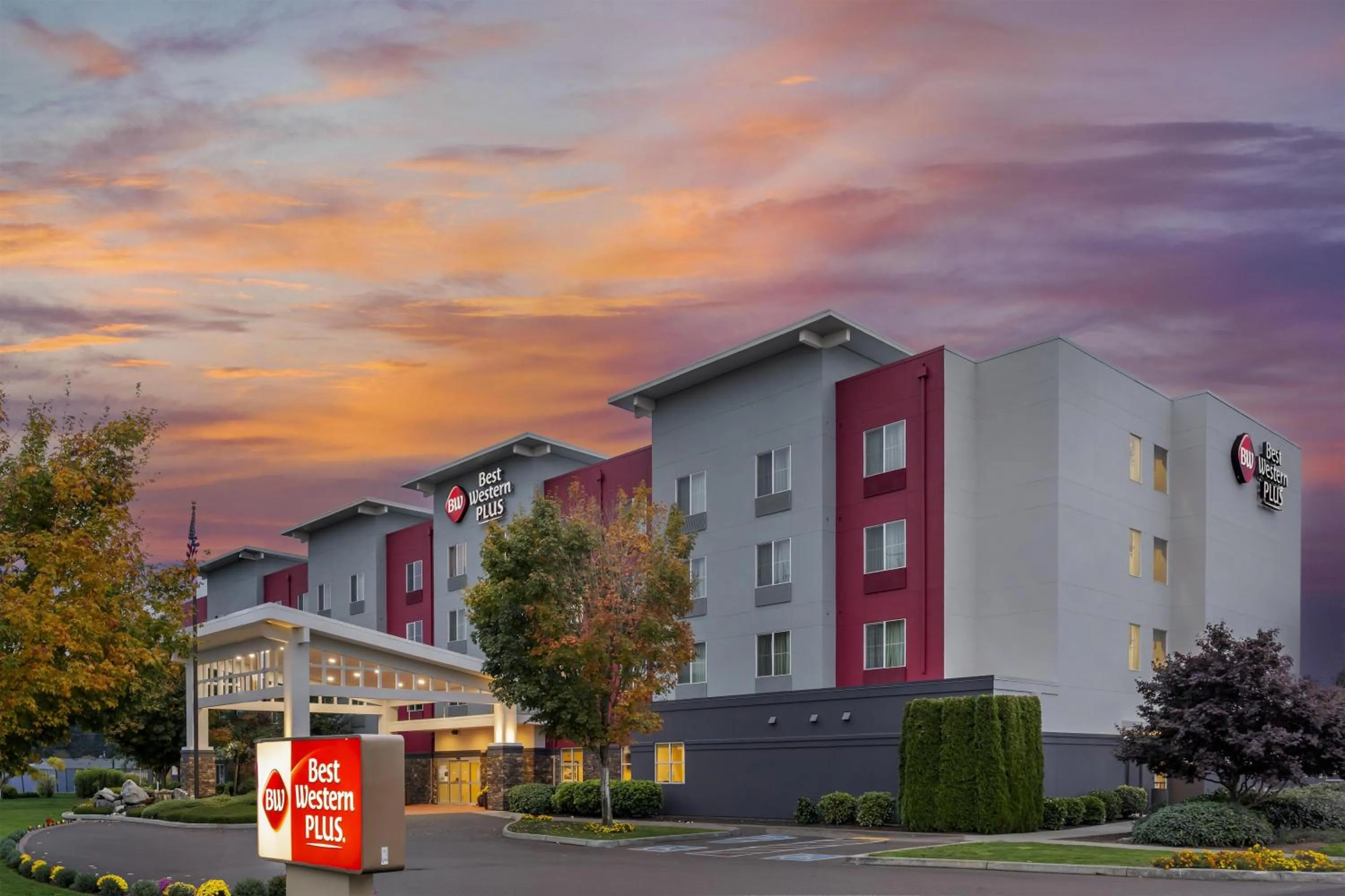 Property building in Best Western Plus Arlington/Marysville