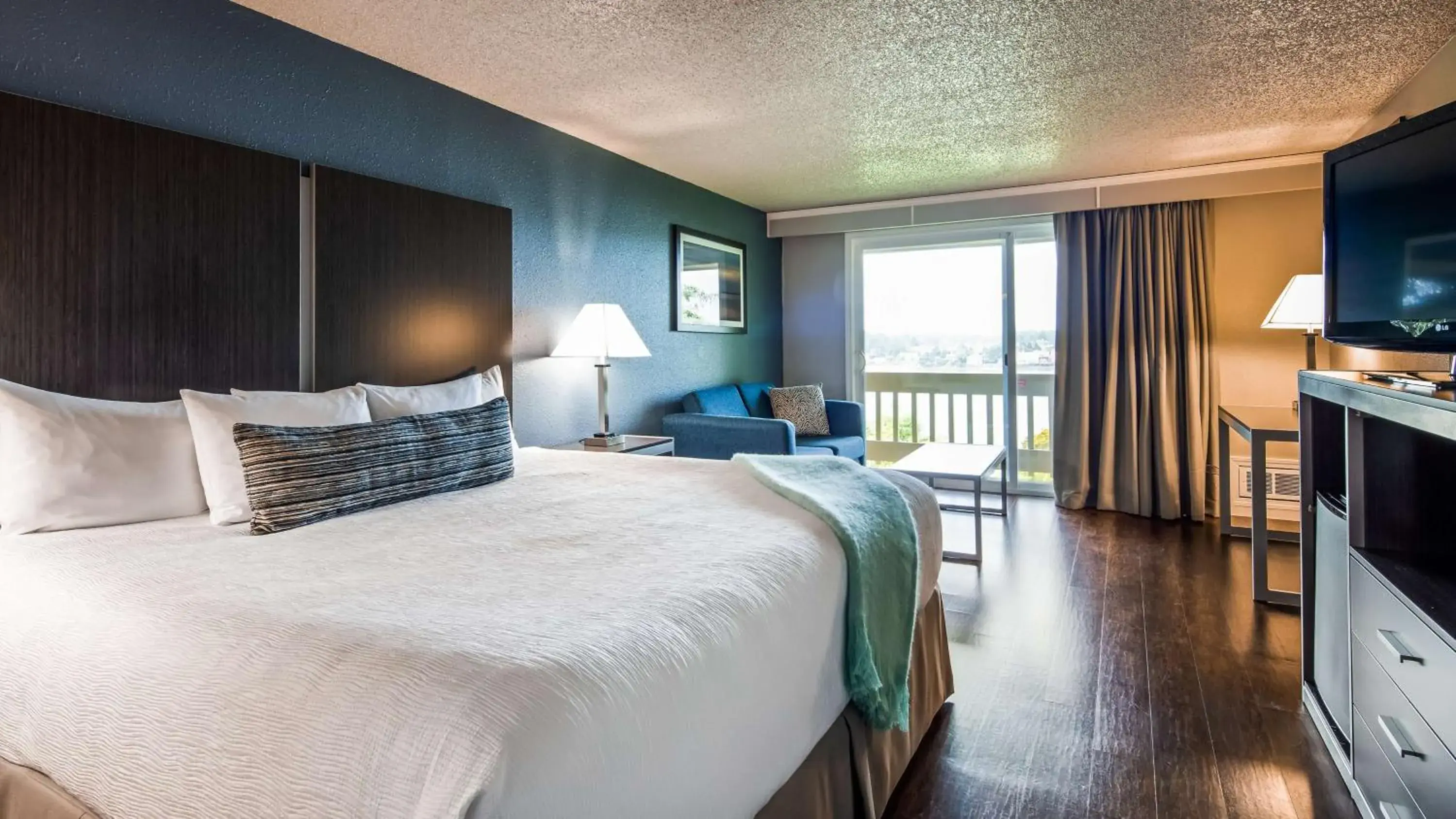 Photo of the whole room, Bed in Best Western Pier Point Inn Photo of the whole room, Bed in Best Western Pier Point Inn