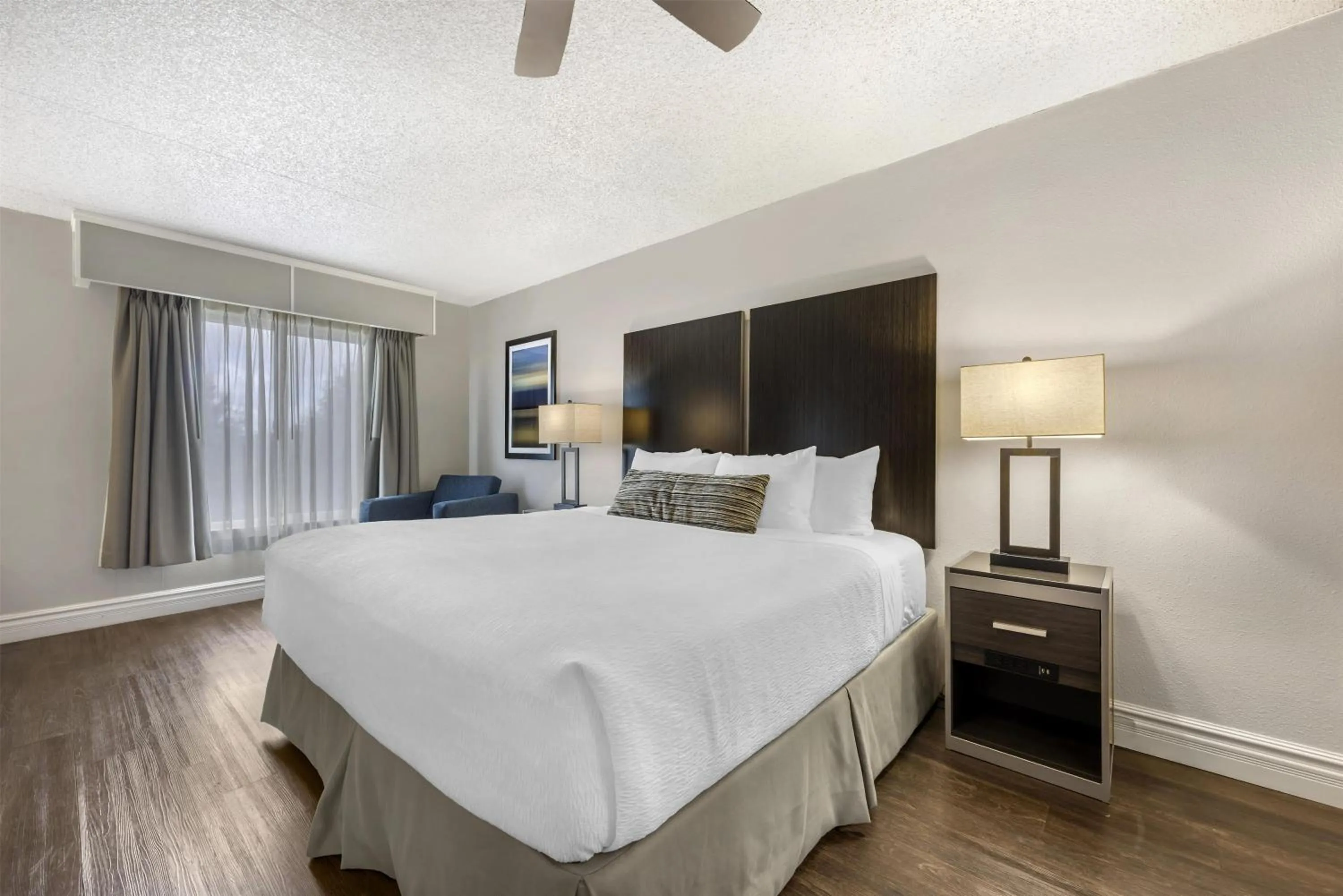 Bedroom, Bed in Best Western Pier Point Inn