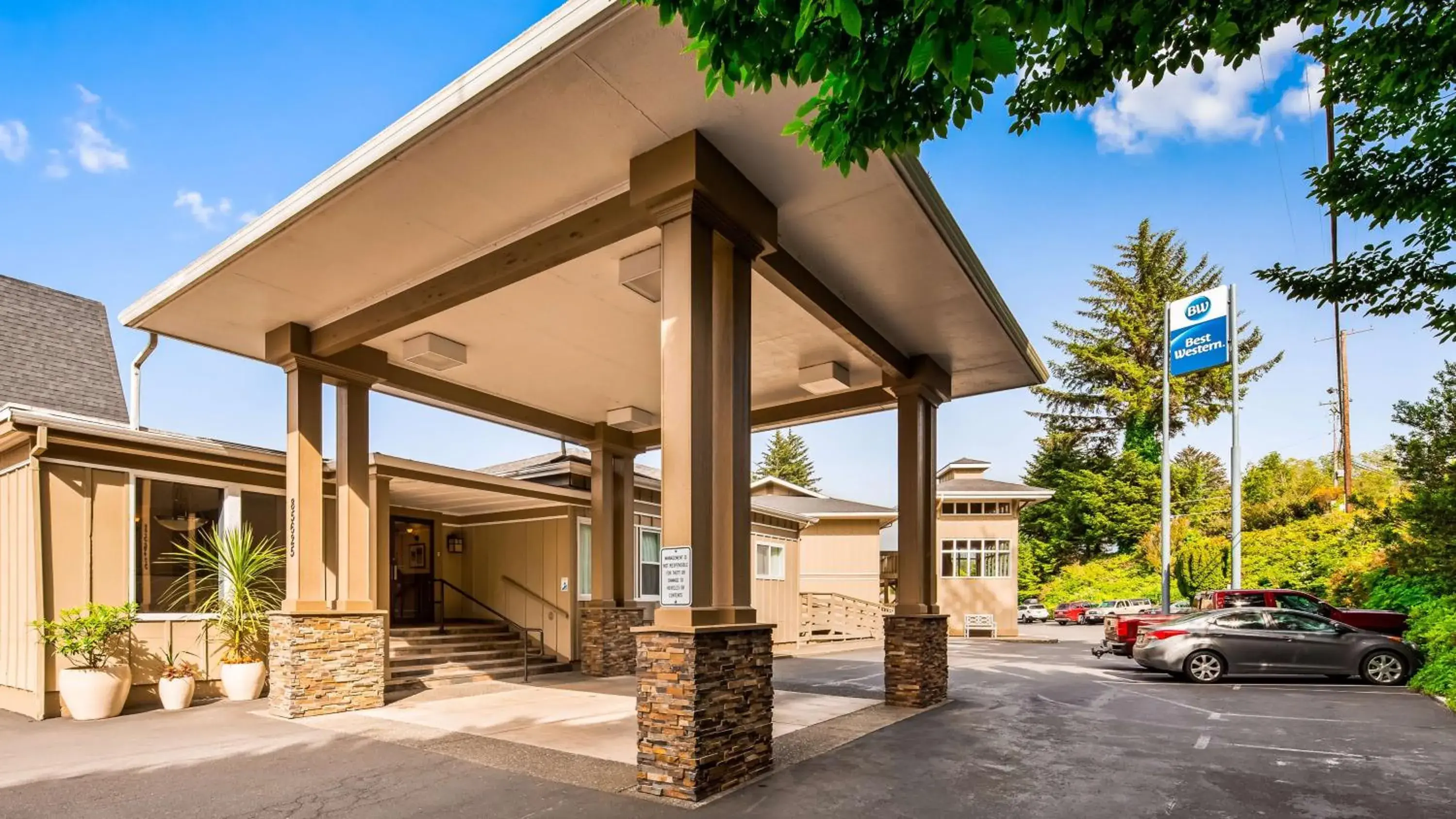 Property building in Best Western Pier Point Inn Property building in Best Western Pier Point Inn