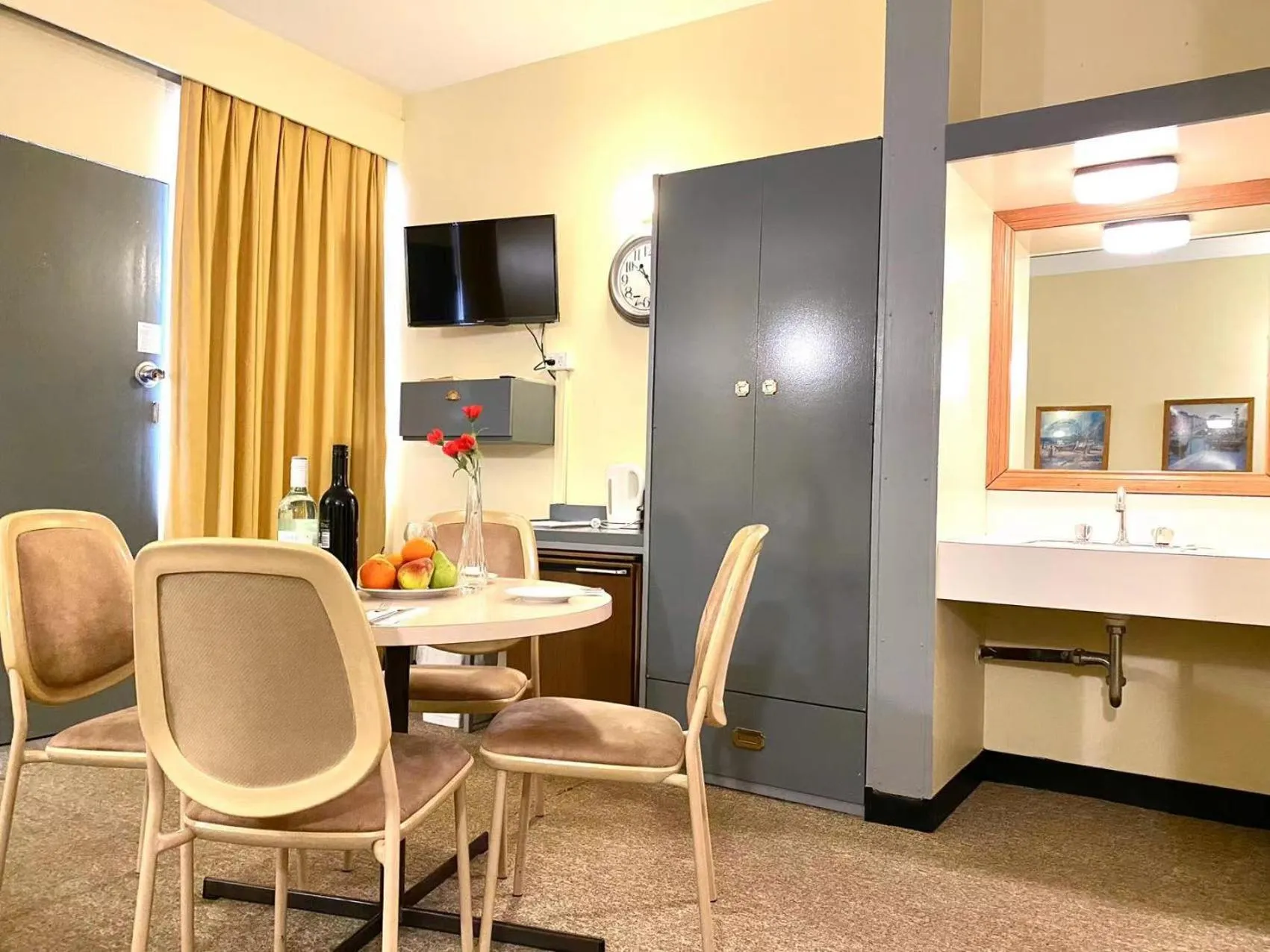 Seating area in Gateway Motor Inn