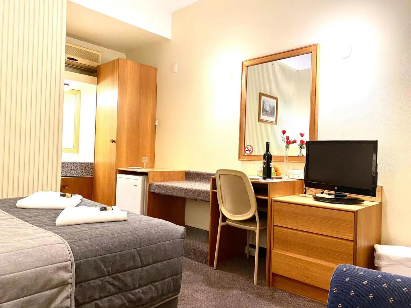 Seating area, Bed in Gateway Motor Inn