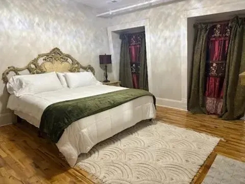 Deluxe King Suite in Bonaparte Castle Deluxe King Suite in Bonaparte Castle