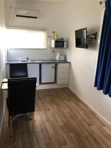Kitchen or kitchenette in Chinchilla Motel