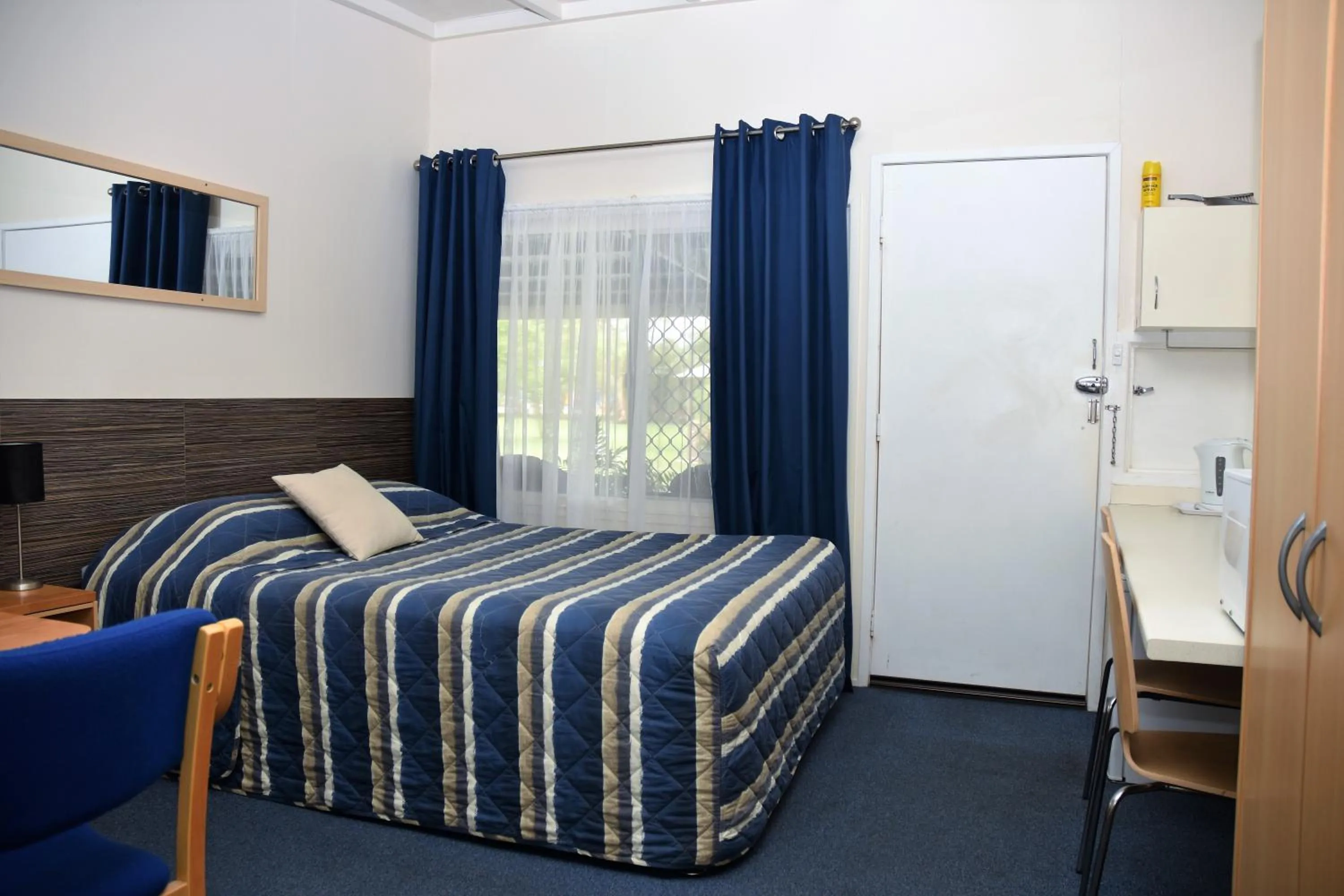 Photo of the whole room, Bed in Chinchilla Motel