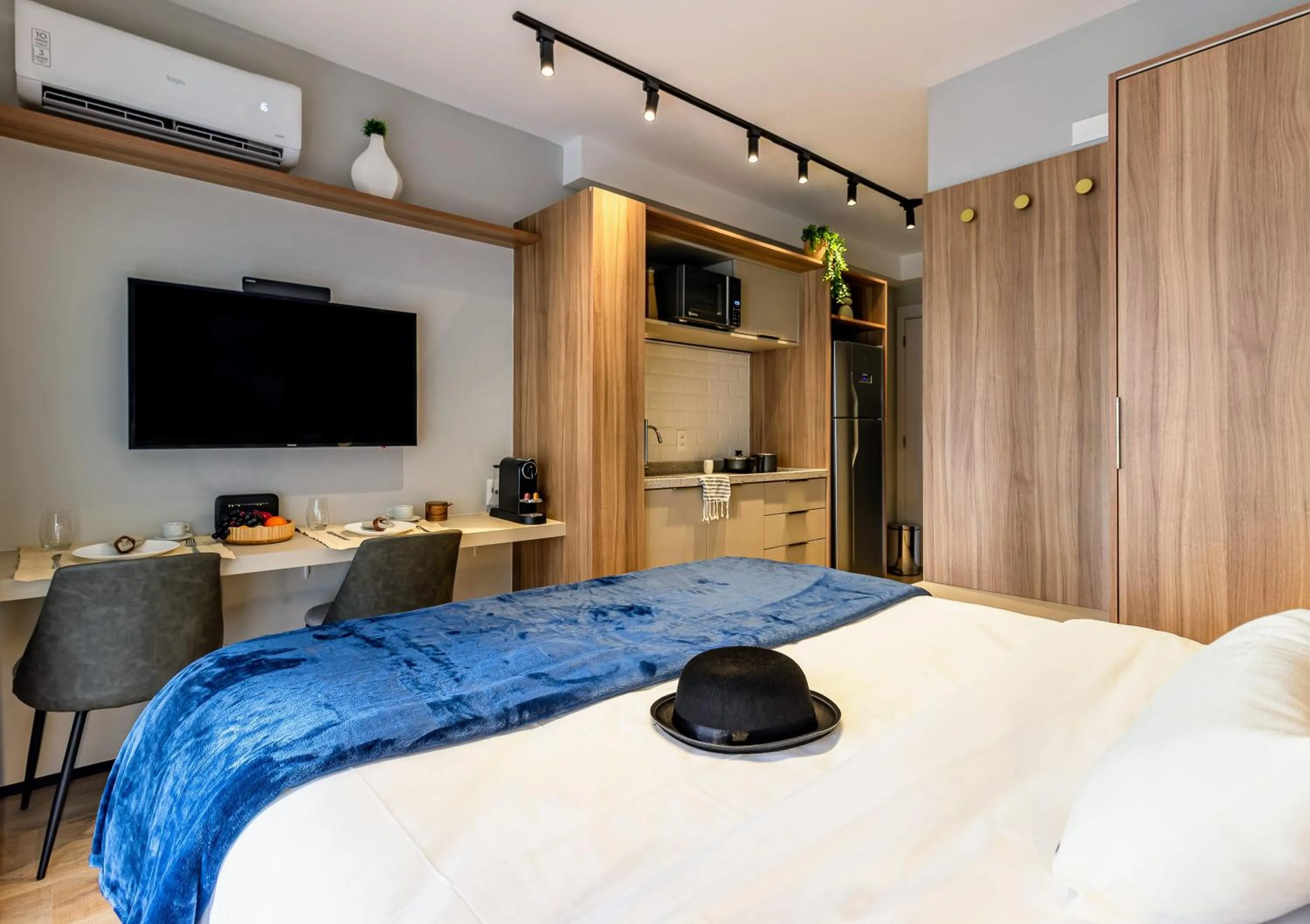 Bed in Charlie Lumiere Klabin