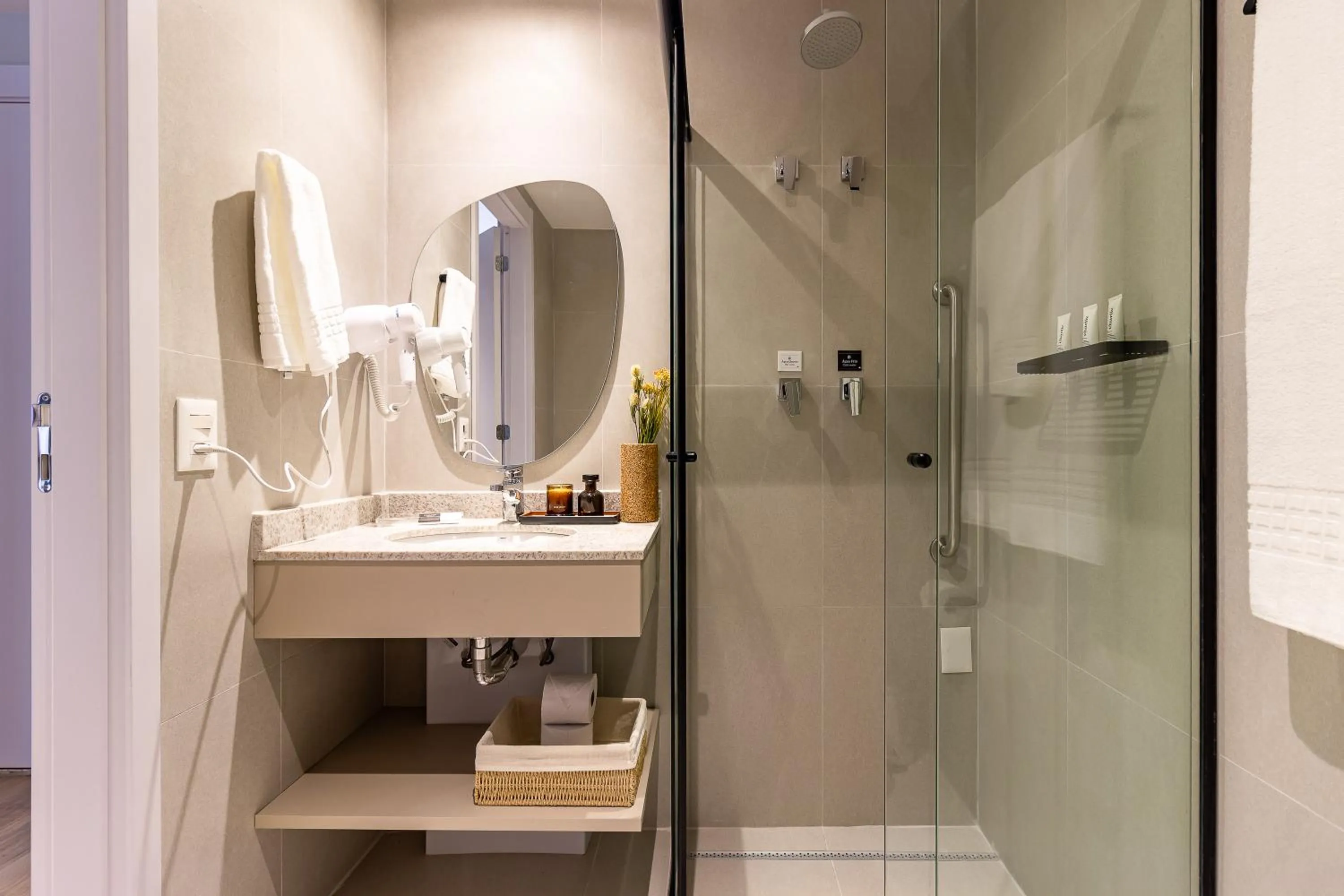 Shower in Charlie Lumiere Klabin