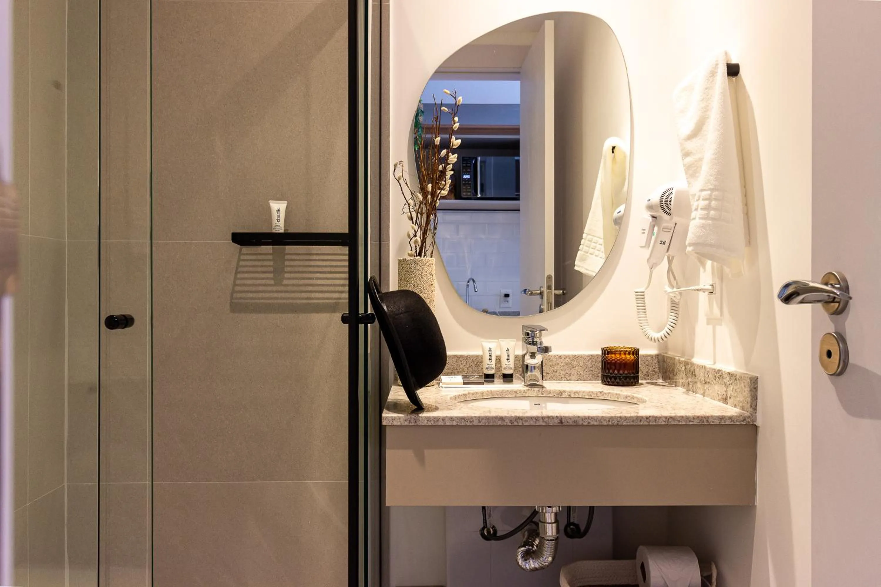 Shower in Charlie Lumiere Klabin