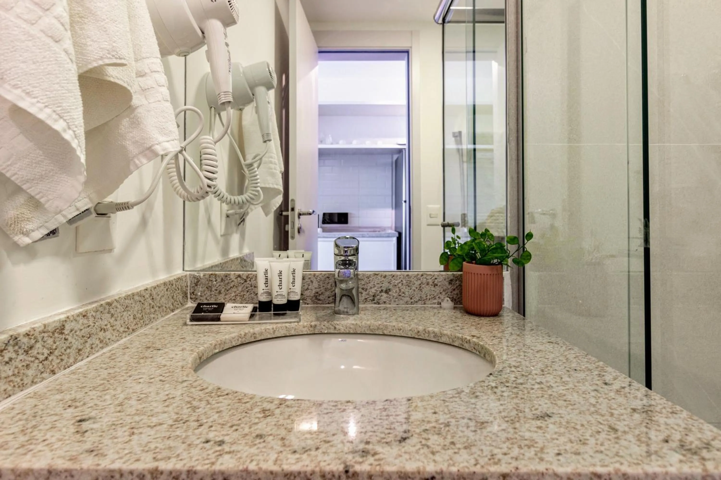 Shower in Charlie Lumiere Klabin