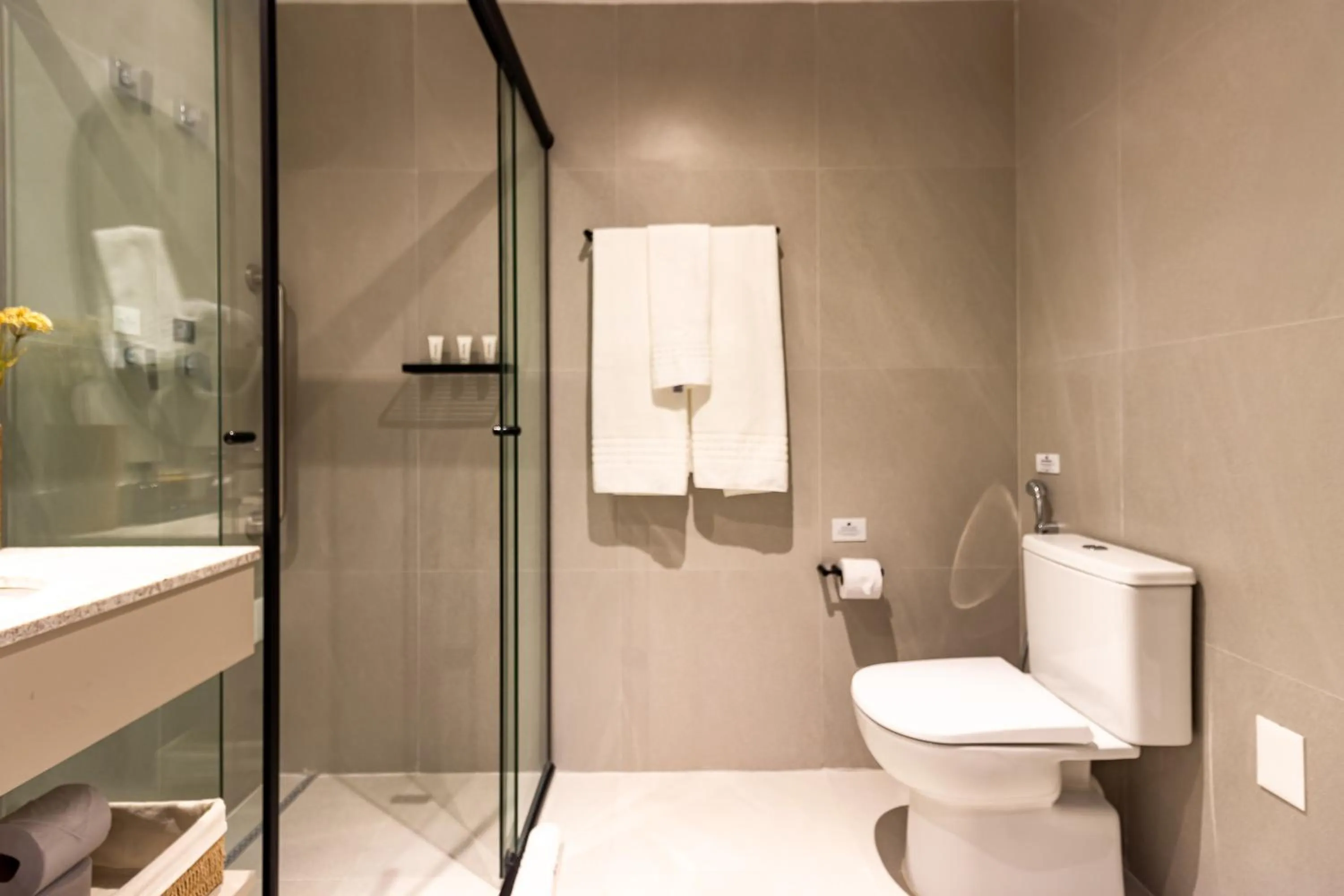 Shower in Charlie Lumiere Klabin