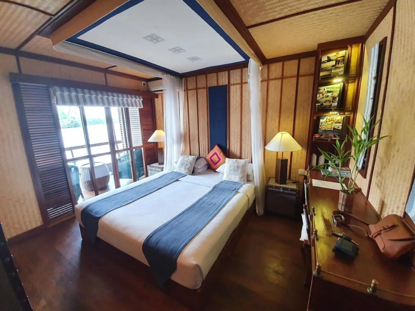 Bed in Yathra Houseboat