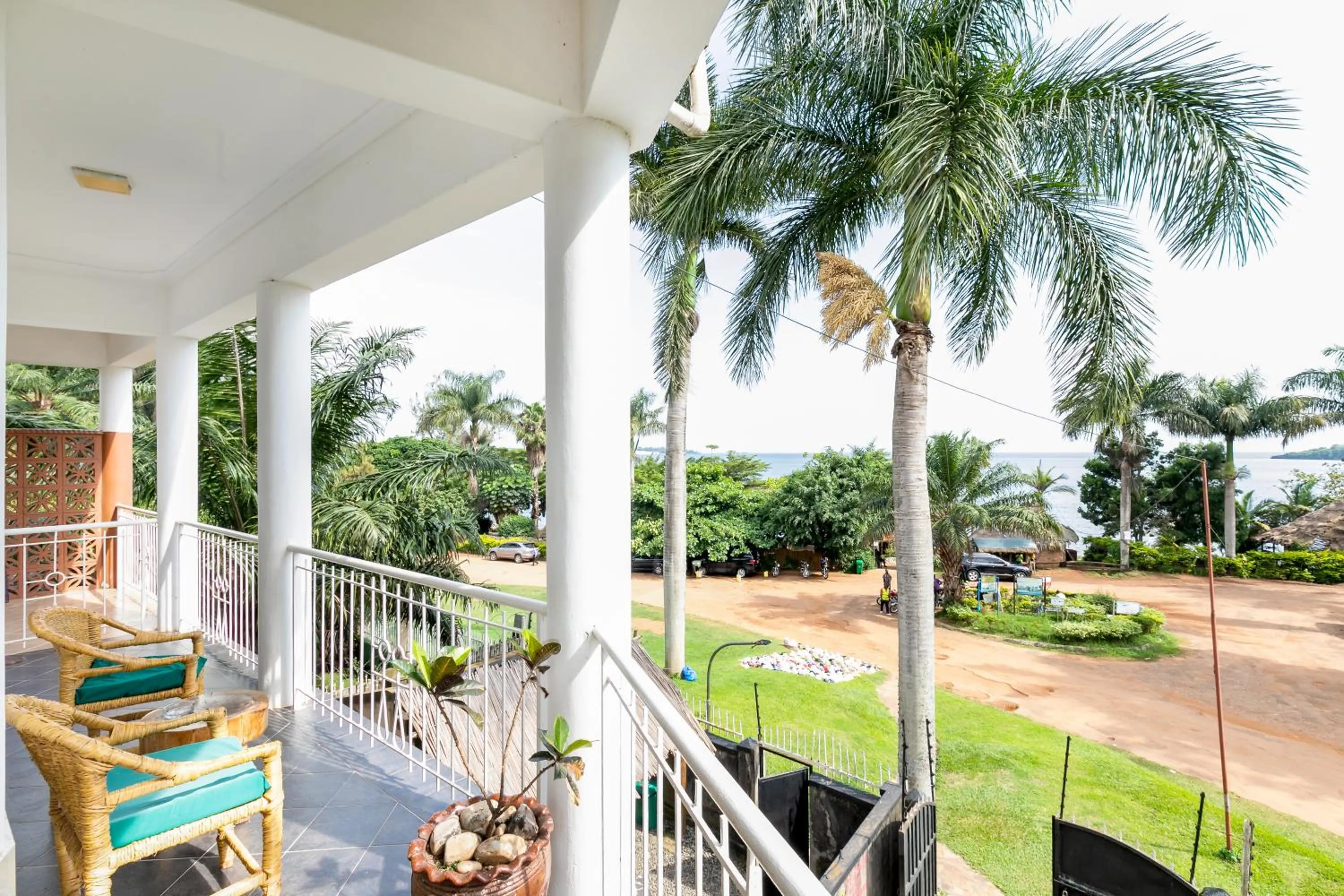 2 Friends Beach Hotel