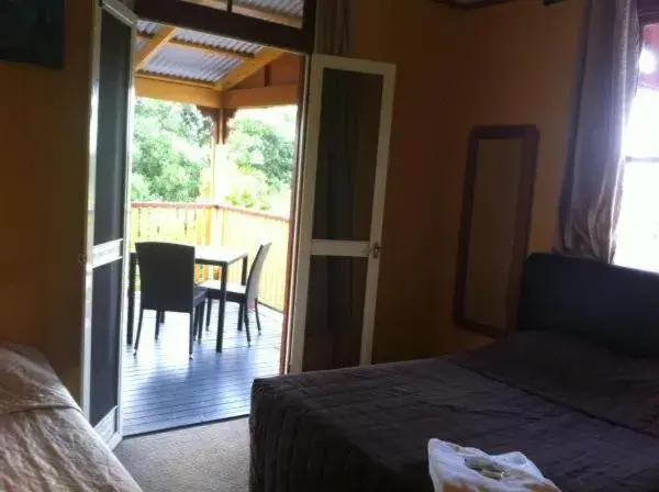 Basic Triple Room with Shared Bathroom in Yandina Hotel Basic Triple Room with Shared Bathroom in Yandina Hotel